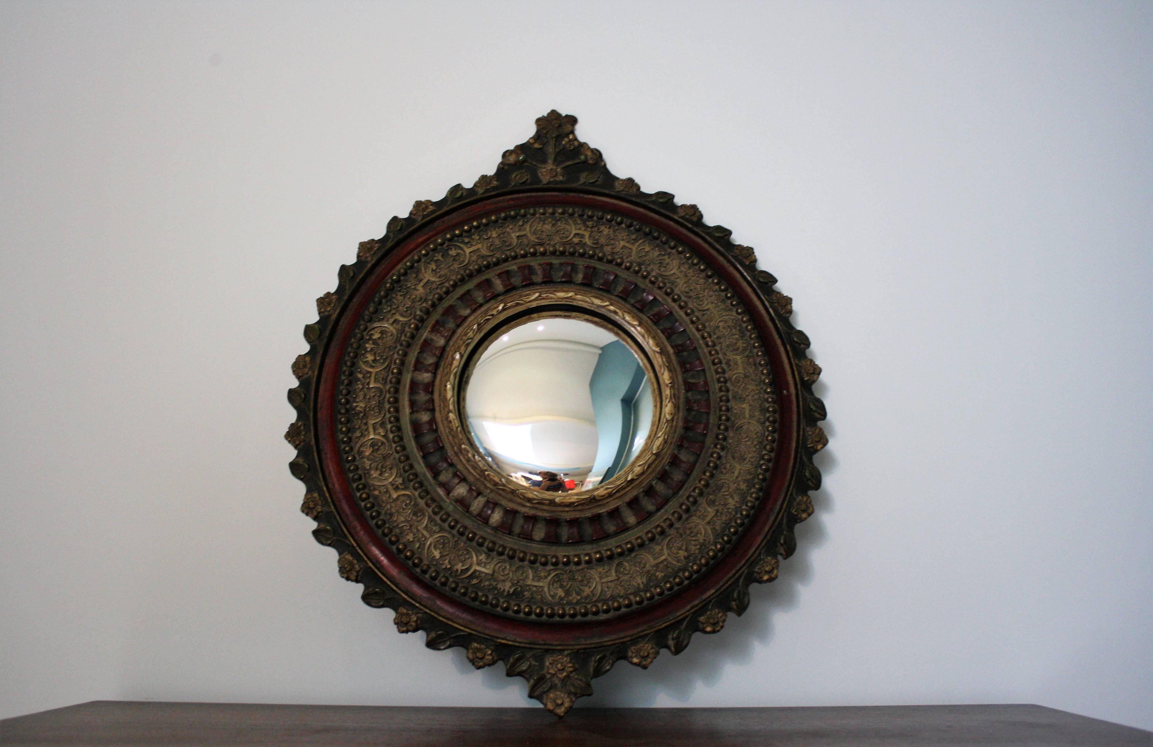 Vintage decorated convex mirror or butlers mirror.

The mirror is made from gilded resin and is decorated with flowers.

1950s, France

Diameter: 45cm/18".