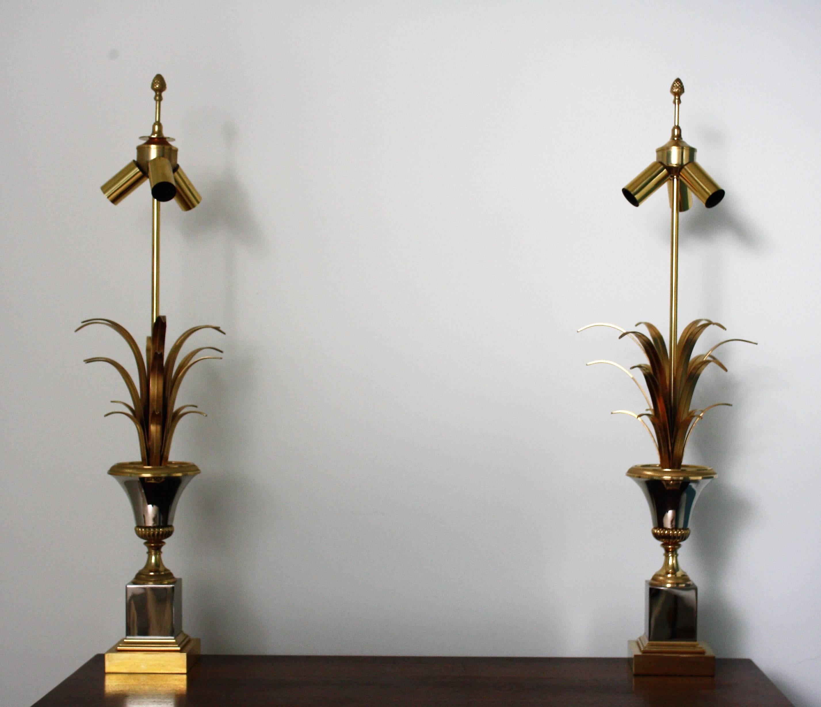 Hollywood Regency Pair of Brass Pineapple Leaf Table Lamps Attributed to Maison Charles, 1960s For Sale
