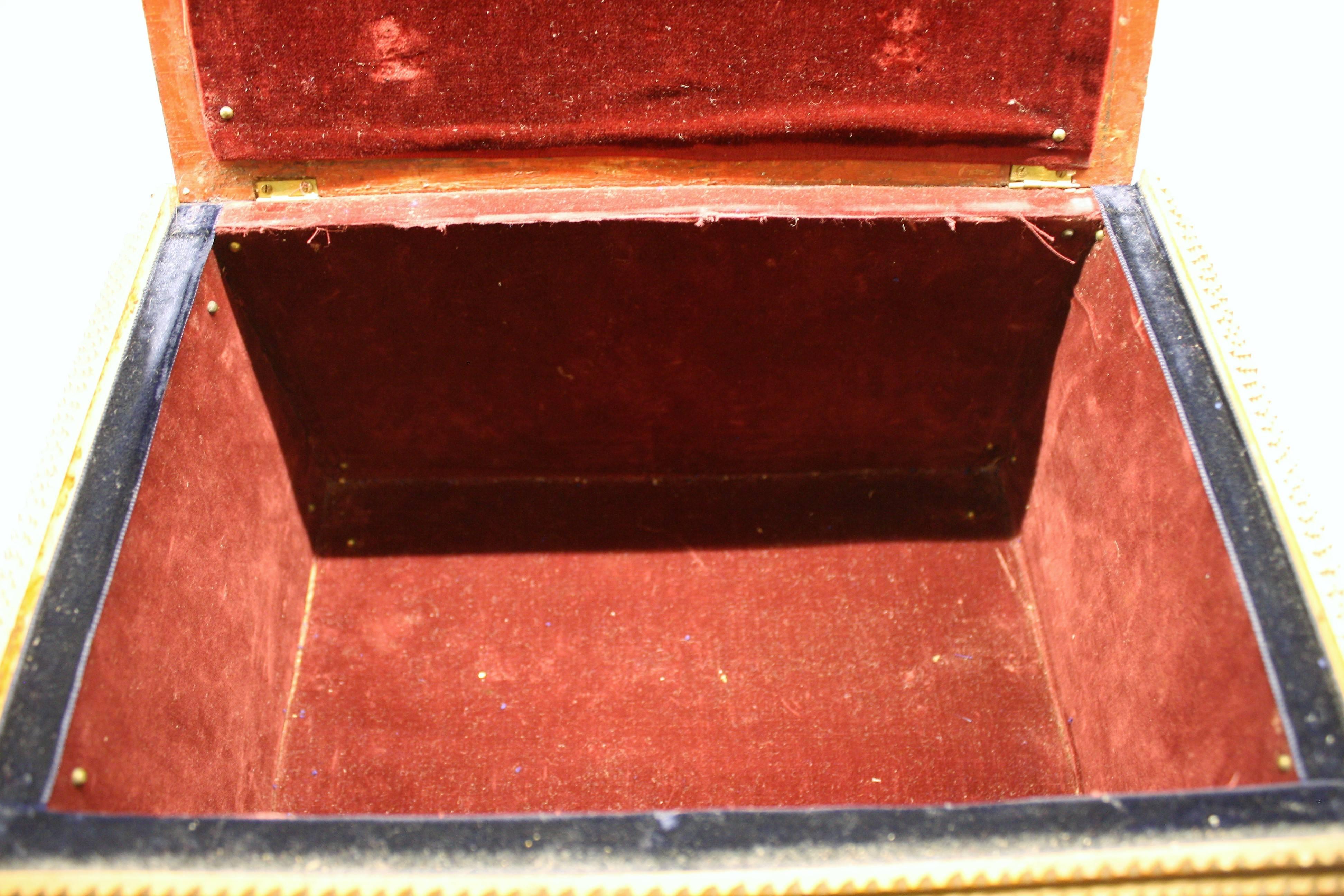 Antique Velvet Tramp Art Box, 1920s For Sale 2