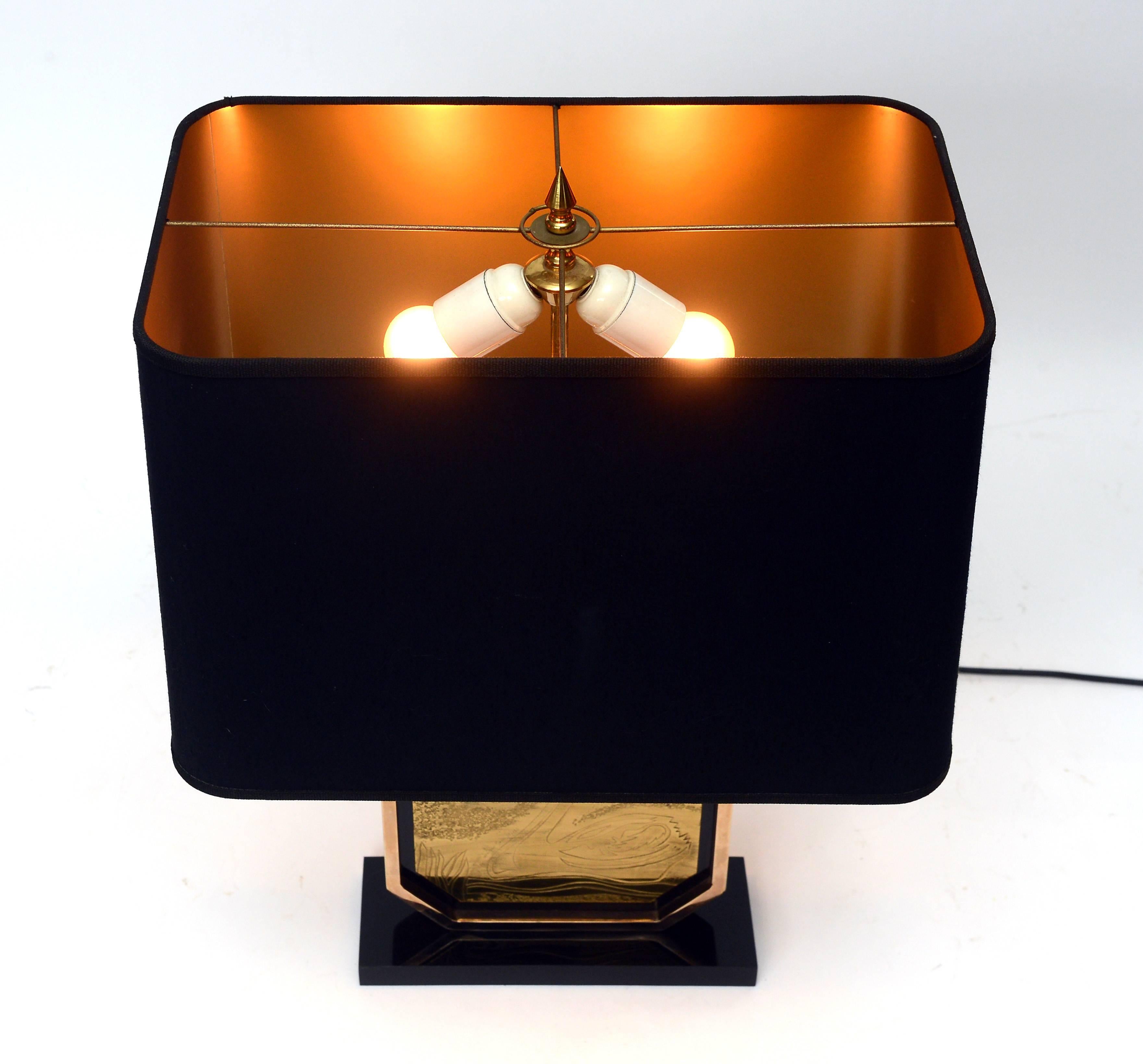 Beautiful Belgian design brass etched table lamp by George Matthias.

The lamp is made from 23-karat gold plating and is in very good condition.

Two lightpoints, to be used with normal E27 Edison bulbs.

The art on the lamp depicts a swan and