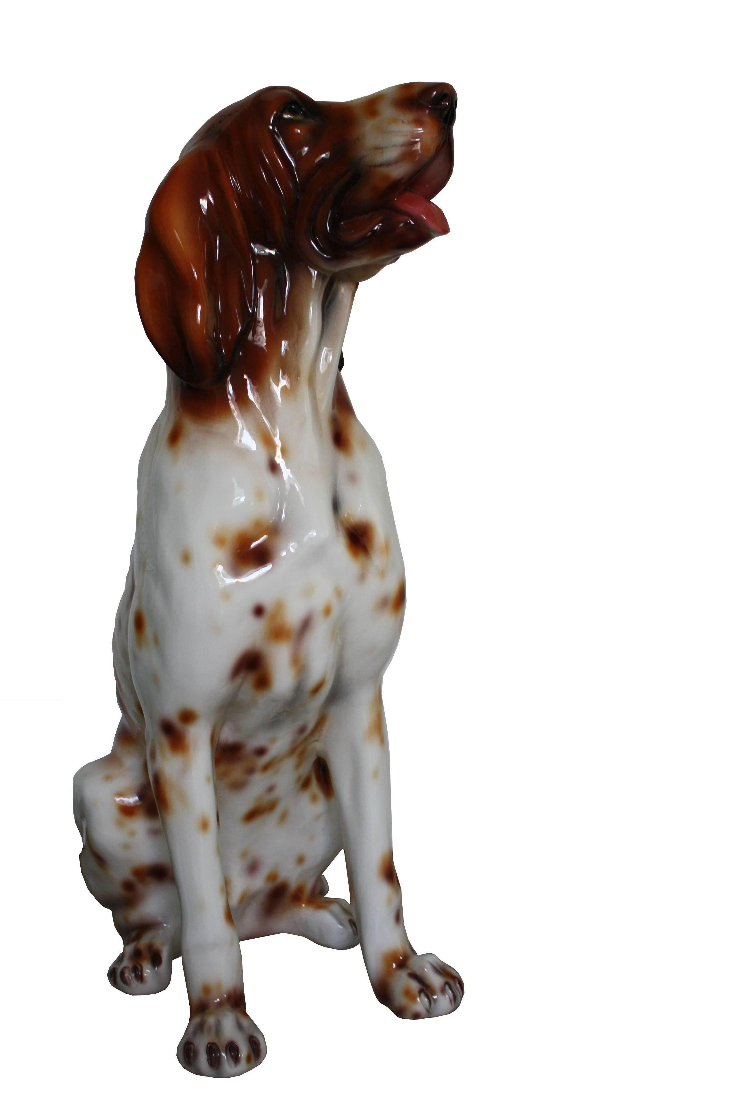 Life-sized vintage ceramic dog sculpture.

This sitting hunting dog statue is stamped 'made in italy'

An eye-catching decoration piece.

Perfect condition.

Measures: Height 75cm/30".