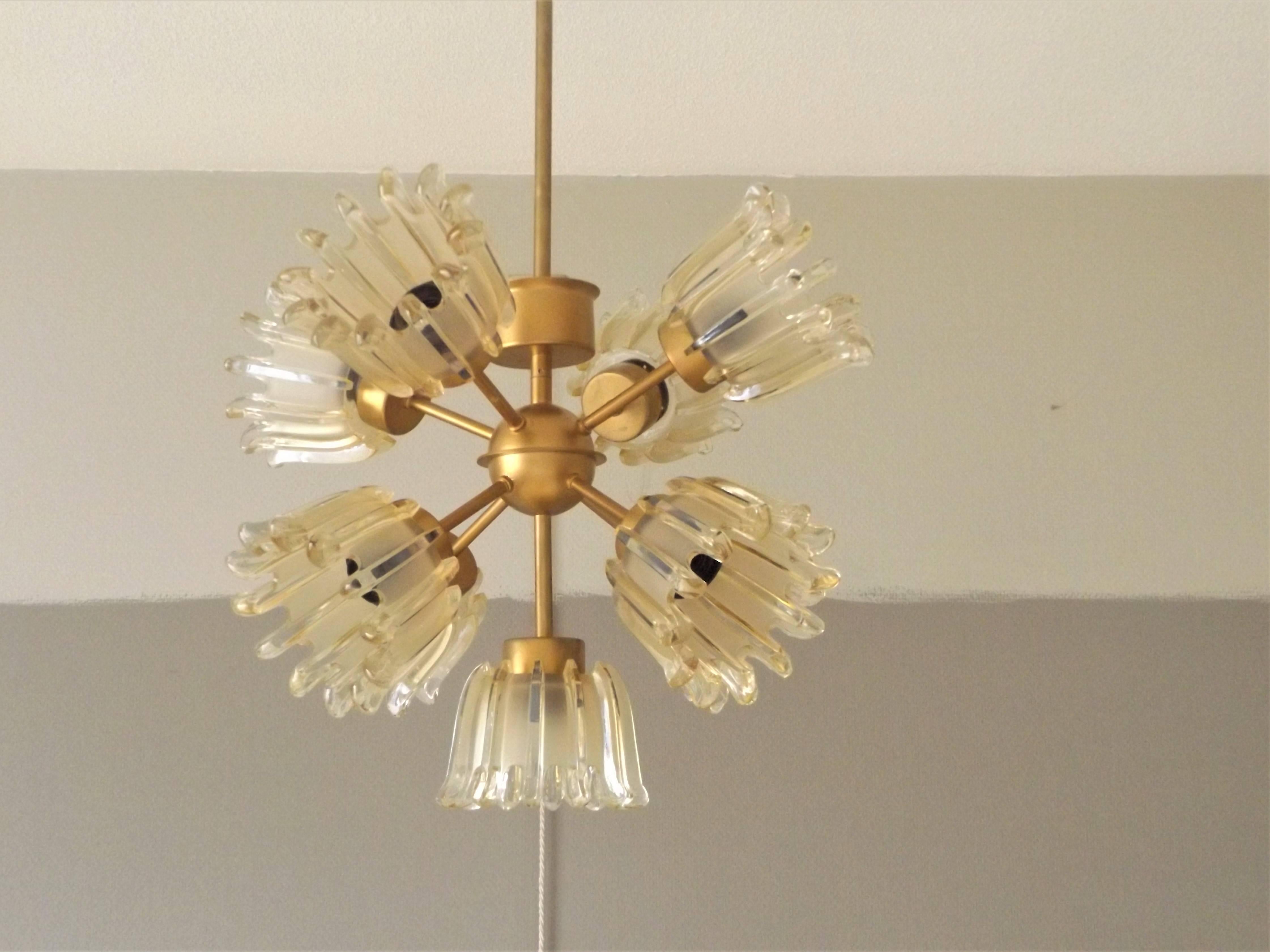 Wonderful tulip glass chandelier design by Doria Leuchten.

The Sputnik design was popular during the 1960s.

Subtile size, suitable for smaller rooms

The chandelier has nine-light points.

Good condition, made from brass and frosted