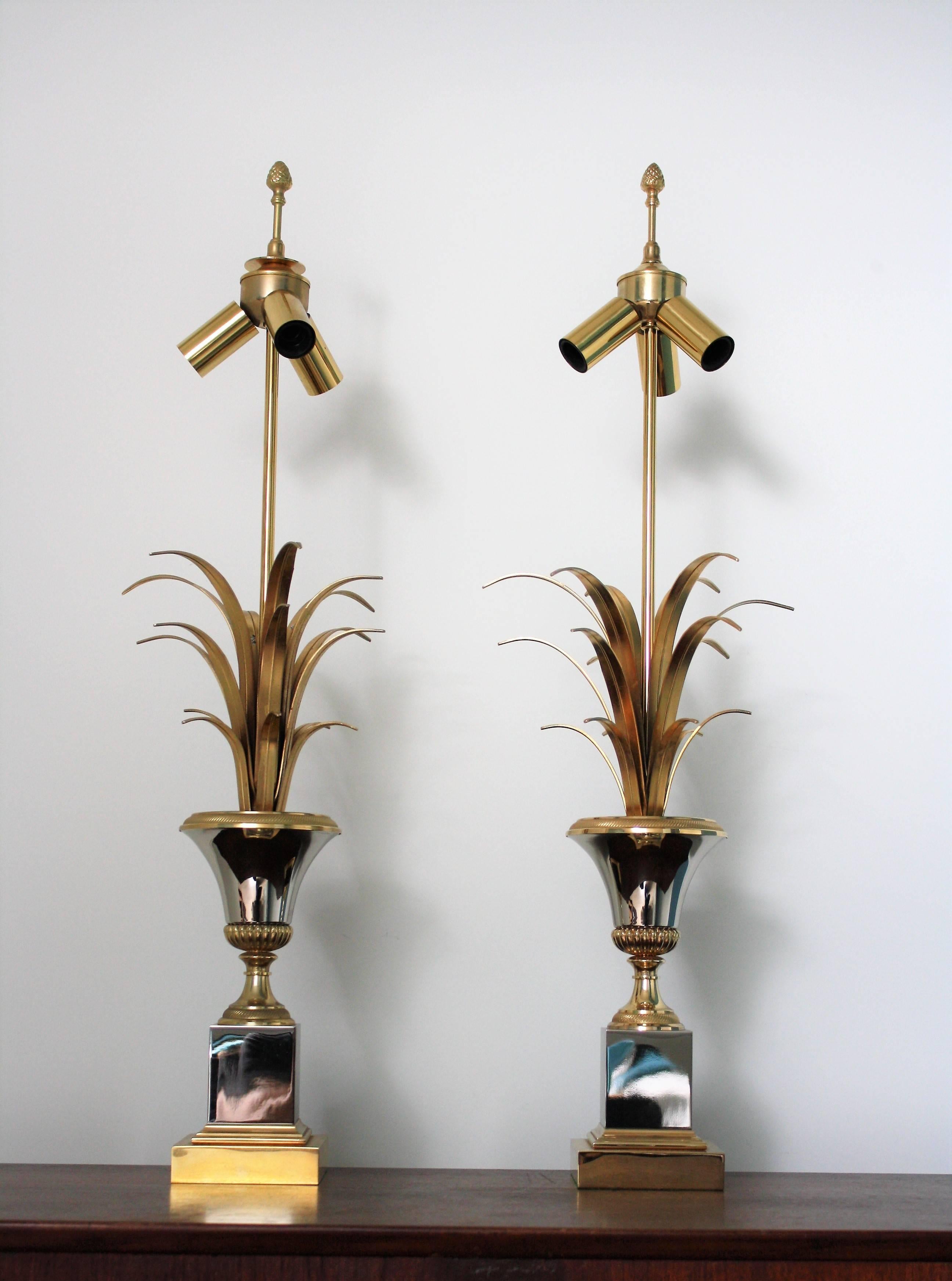 Patinated brass pineapple leaf table lamps attributed to Maison Charles.
This Regency style lamps are also known as 'lampe vase' and is an attractive design from the 1960s.
The three lightpoint lamps are made from chrome and brass which shows