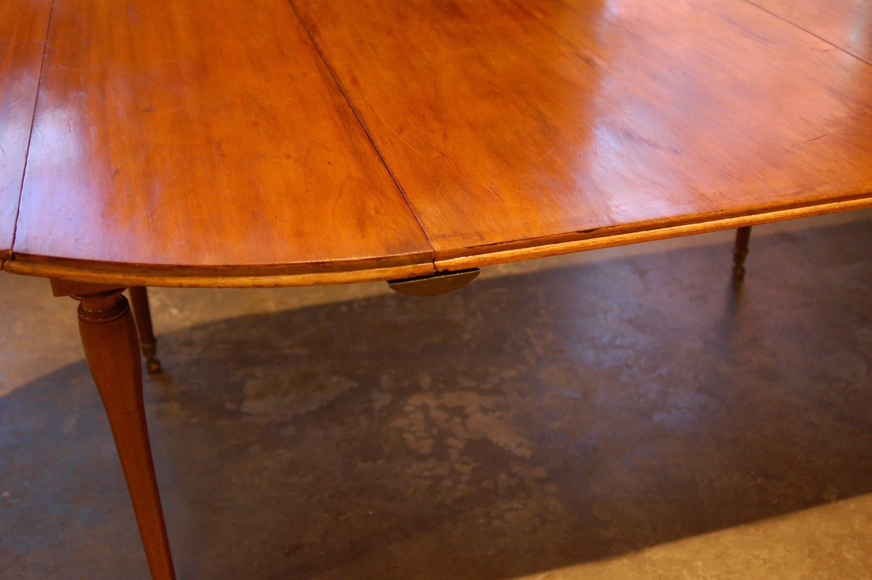 Extension Dining Room Table In Excellent Condition In Atlanta, GA