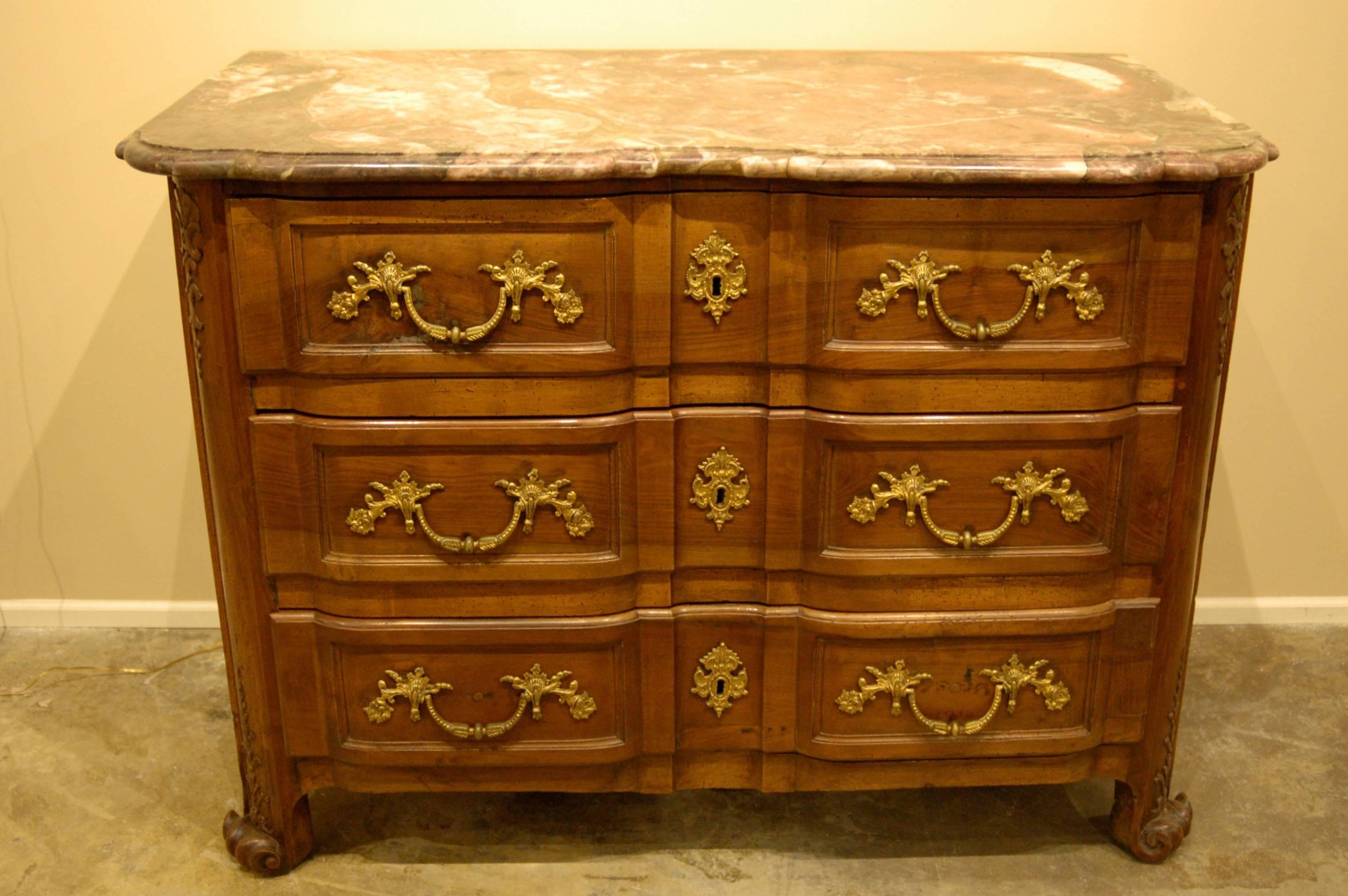 Carved walnut Italian commode with "Fleur de Pecher" original marble-top. From the Le Bassin de Carrere in Italy.