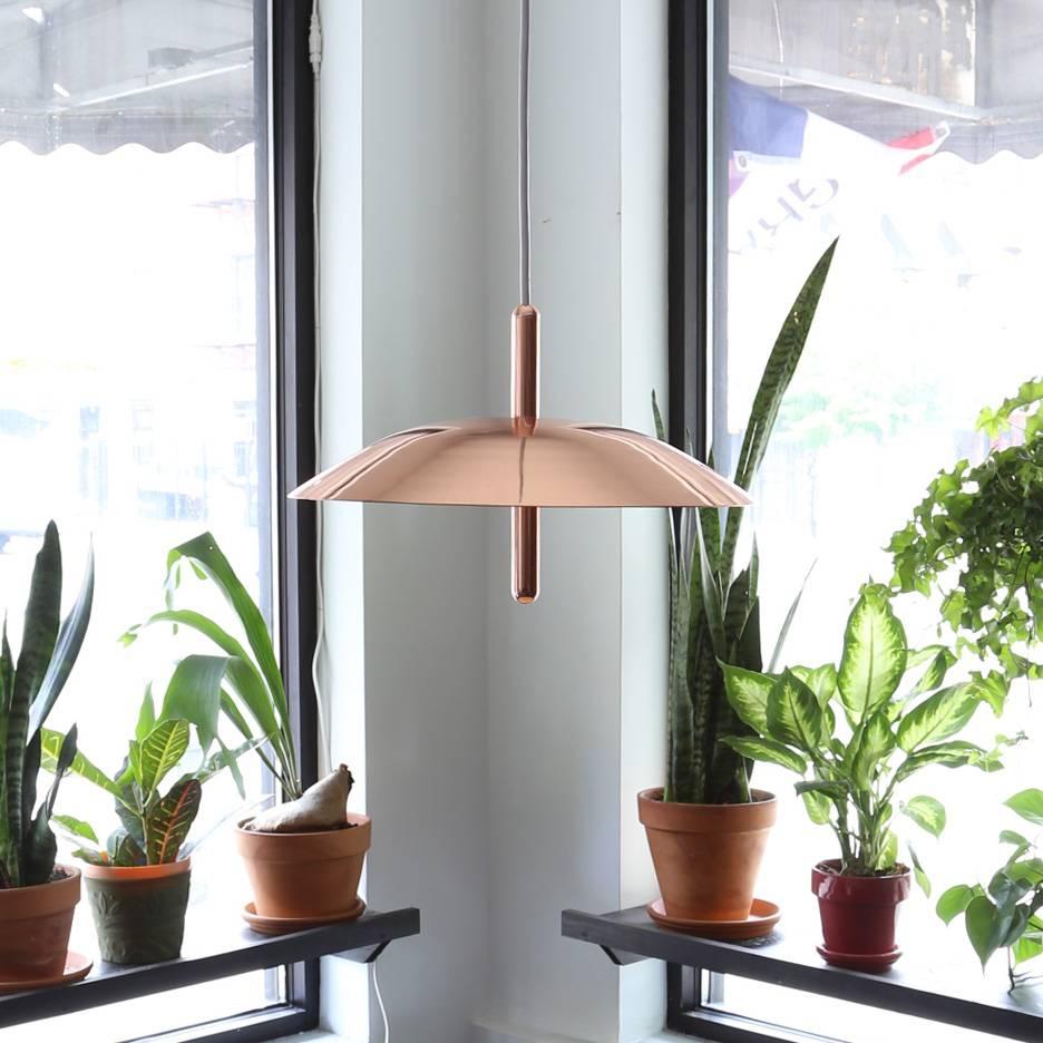 Utilizzando LED caldi e luce indiretta, i pendenti di segnalazione si librano sopra ogni interno come un corpo celeste che emette una luce confortante. Composto da un paralume in metallo filato trafitto da un gambo centrale lucido, il ciondolo