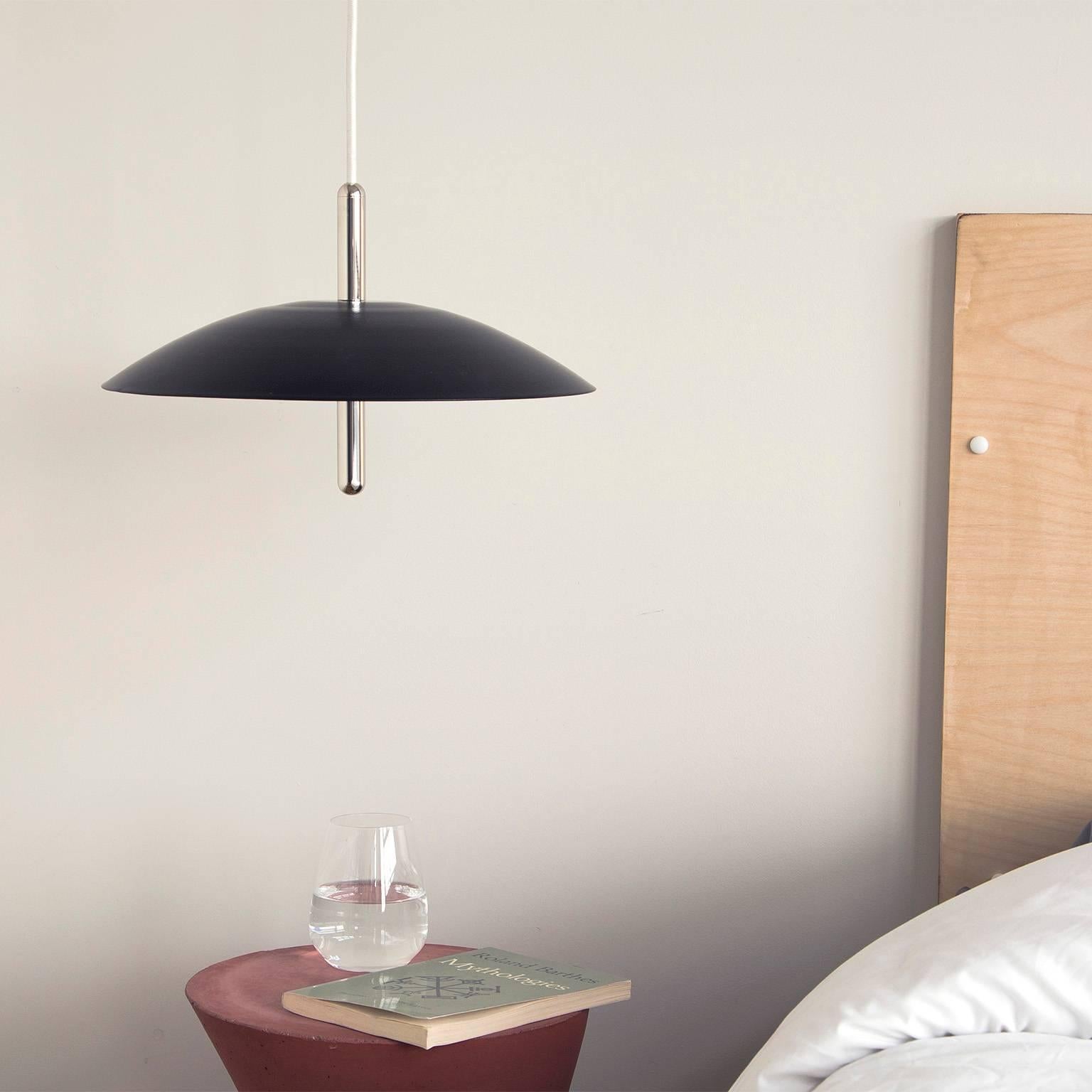 Moderne Lampe à suspension Signal de Souda, noire et en nickel, fabriquée sur commande en vente