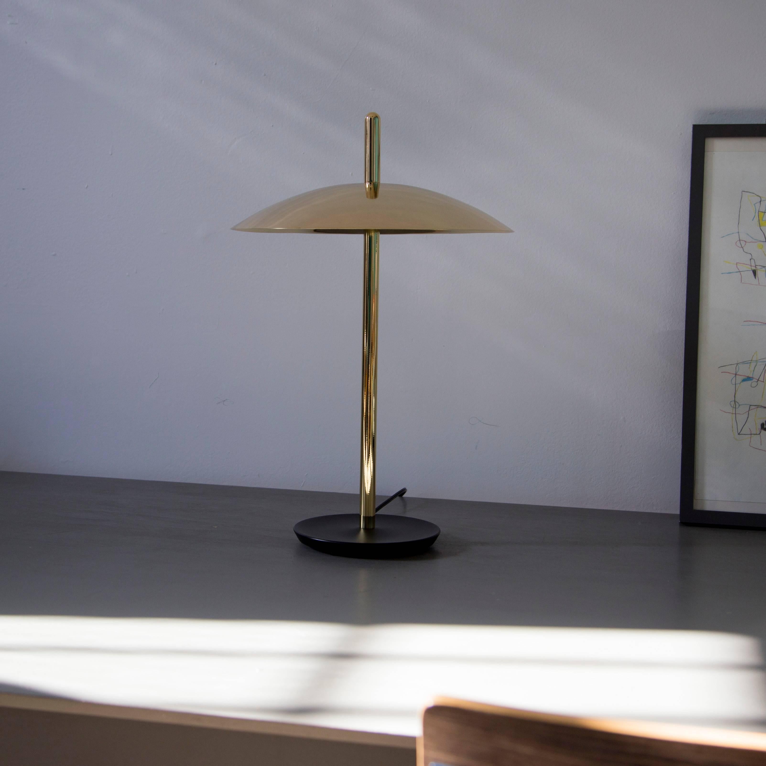 Moderne Lampe de bureau Signal de Souda, blanche et en laiton, fabriquée sur commande en vente