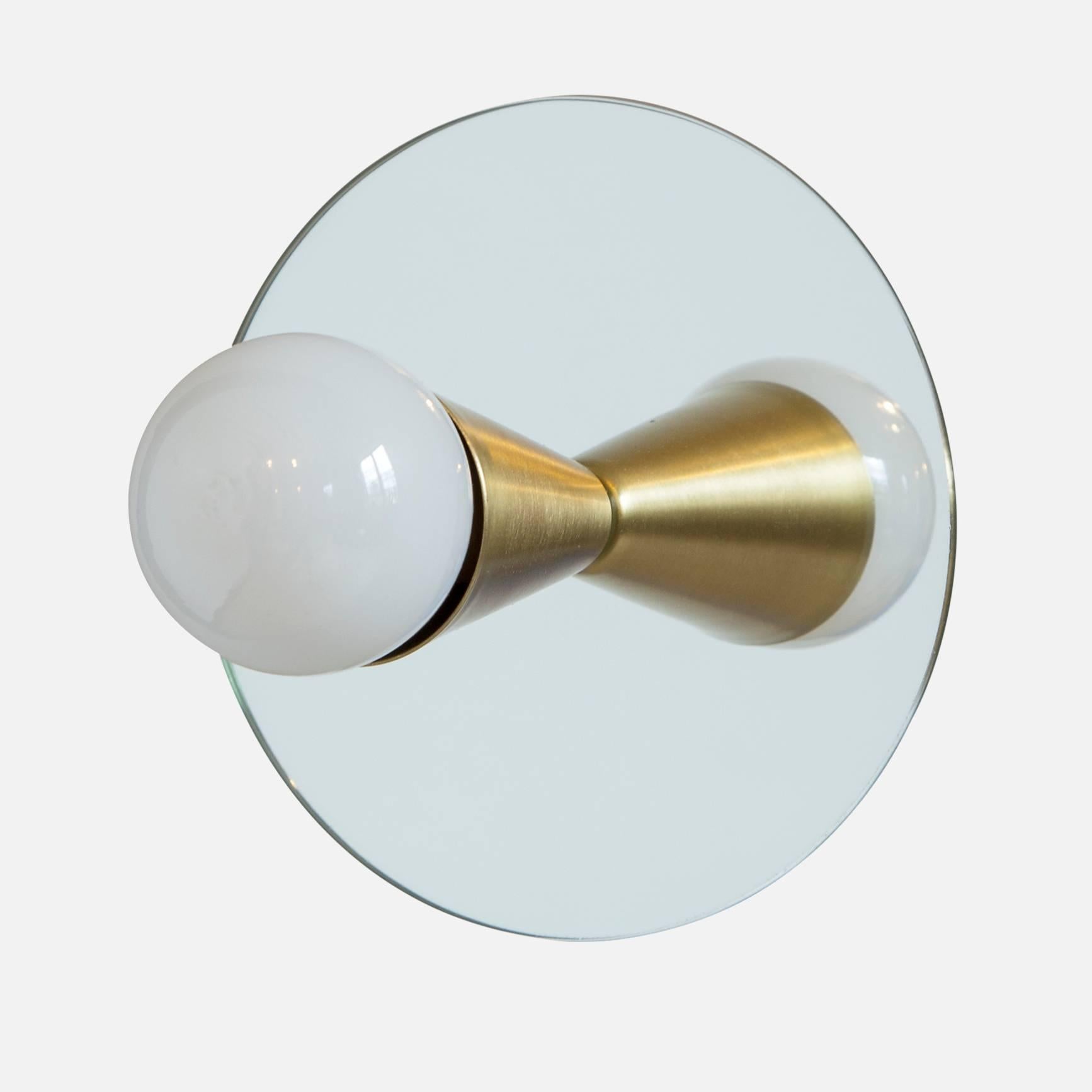 Simple, élégante et ludique, la série Echo est une gamme de luminaires à montage en surface qui peuvent être utilisés sur un mur ou un plafond. Des cônes blancs ou en laiton sont montés sur un verre miroir pour refléter parfaitement chaque ampoule,