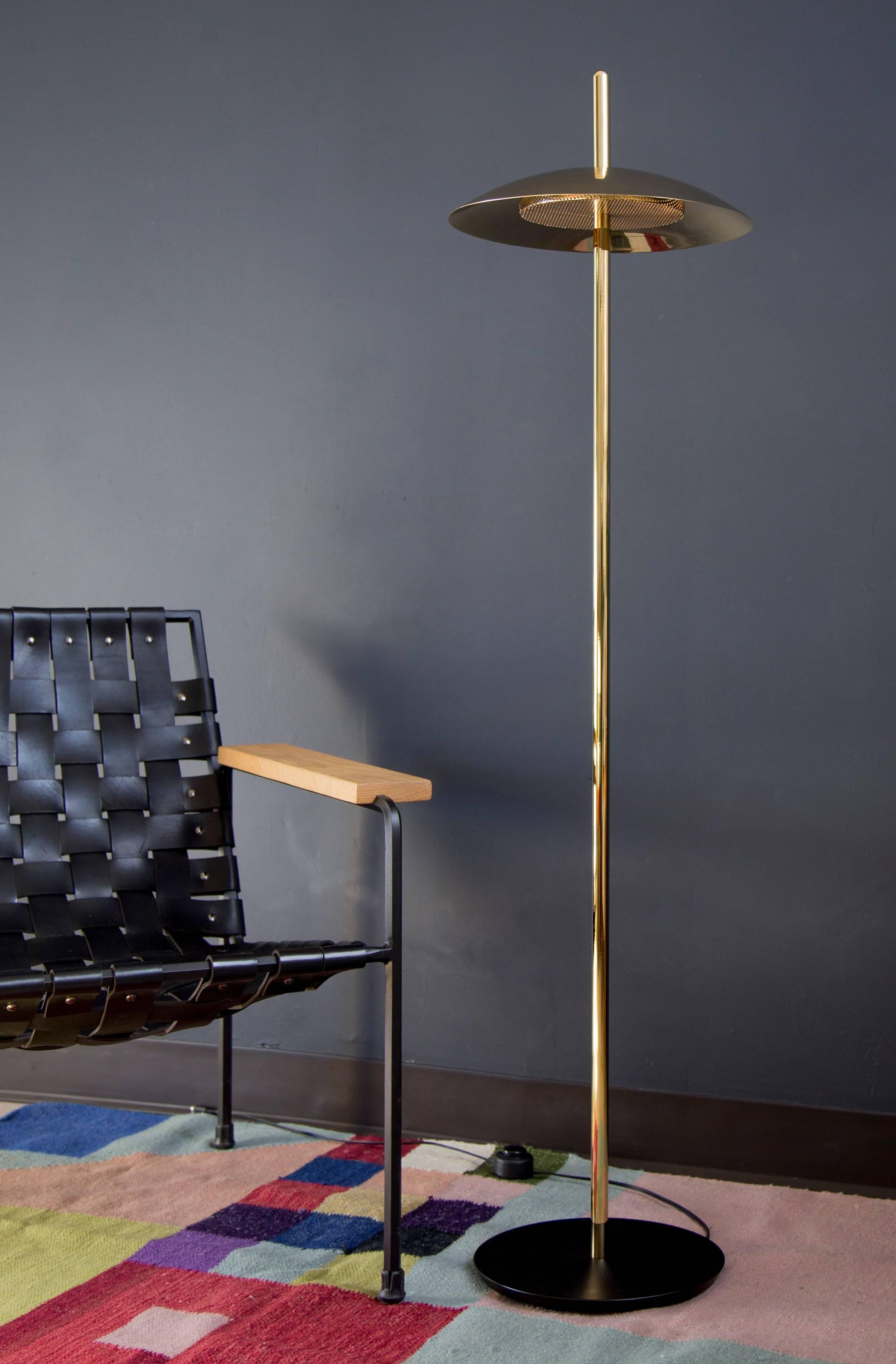 Un chiaro distillato di peso della linea, la lampada da terra signal si inserisce senza sforzo in qualsiasi ambiente. Da una base in ghisa, uno stelo lucido sale fino a intersecare il paralume in alluminio filato che ospita LED caldi. Moderna e