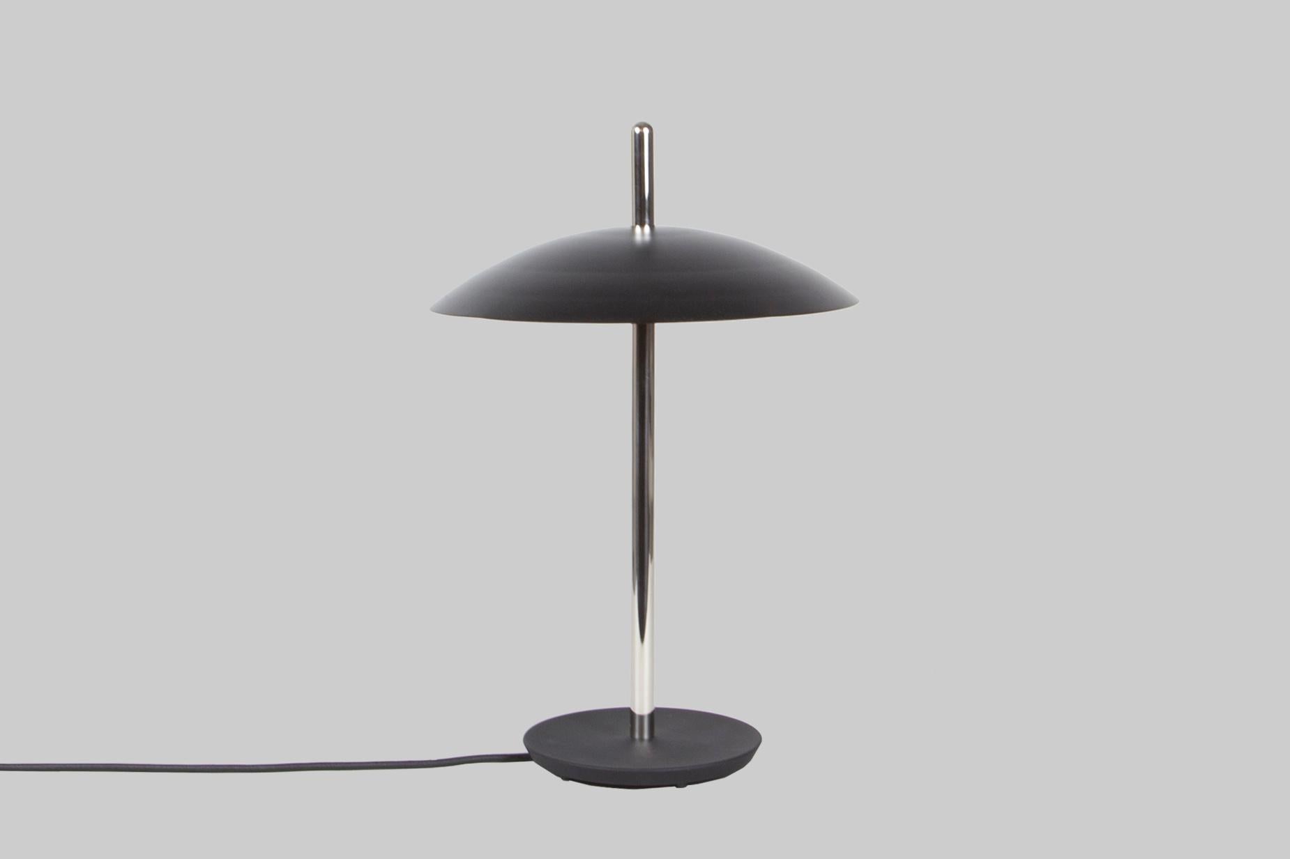 Signal-Tischlampe von Souda, Schwarz und Messing, auf Bestellung gefertigt (Moderne) im Angebot