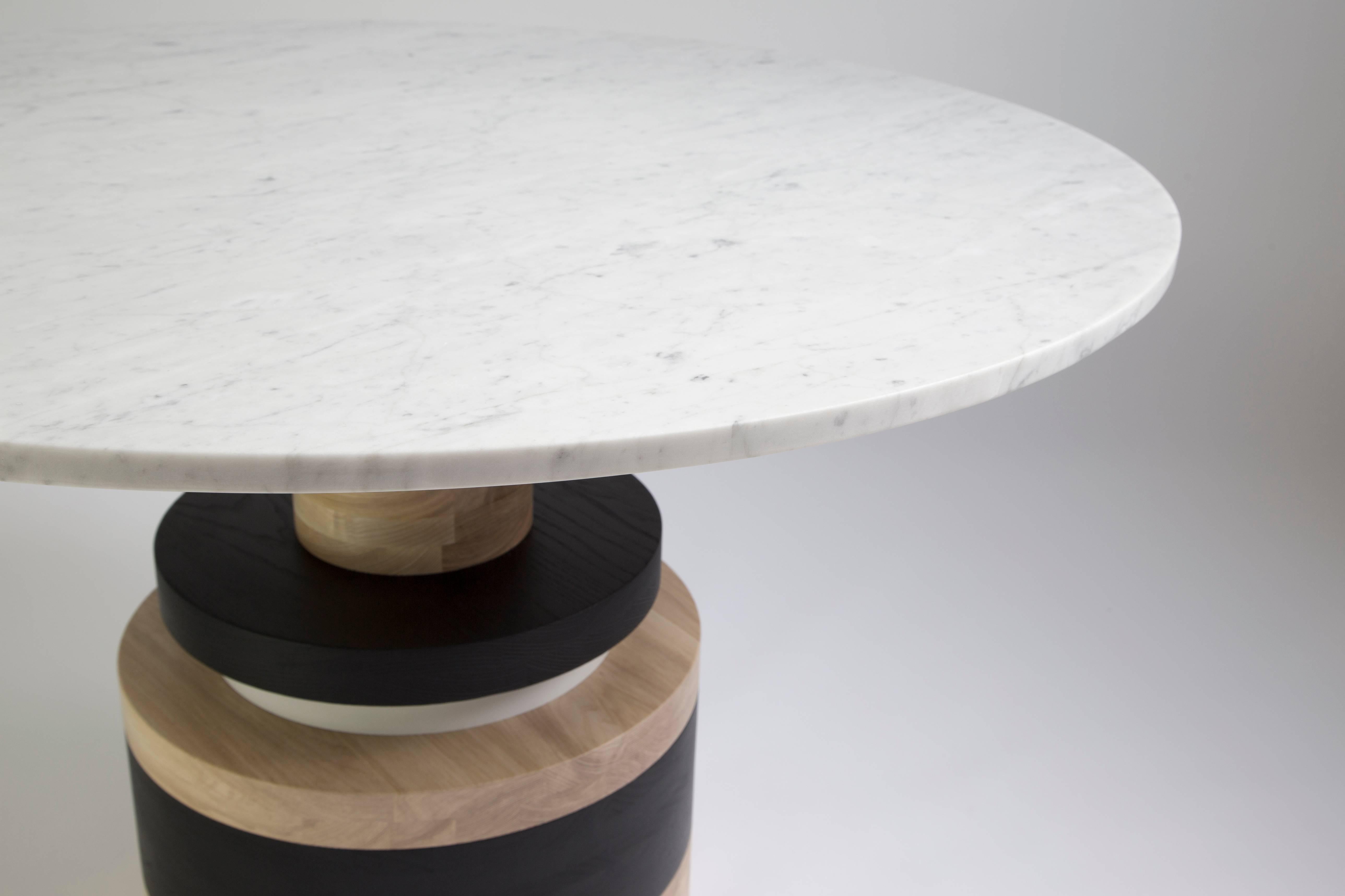 Sass-Esstisch von Souda, große, weiße Marmorplatte (Moderne) im Angebot