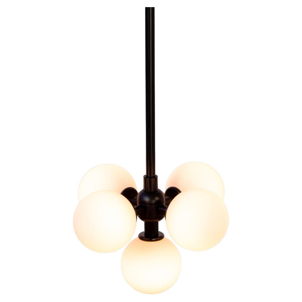 Cette offre concerne 1x Bunch Suspension conçue et fabriquée par Research.Lighting. 

MATERIAL : Acier, verre, laiton
Finition : Acier revêtu de poudre en noir
Électronique : 5x douilles G9, 5x ampoules LED de 2,5 watts (incluses), 1250 Lumens au