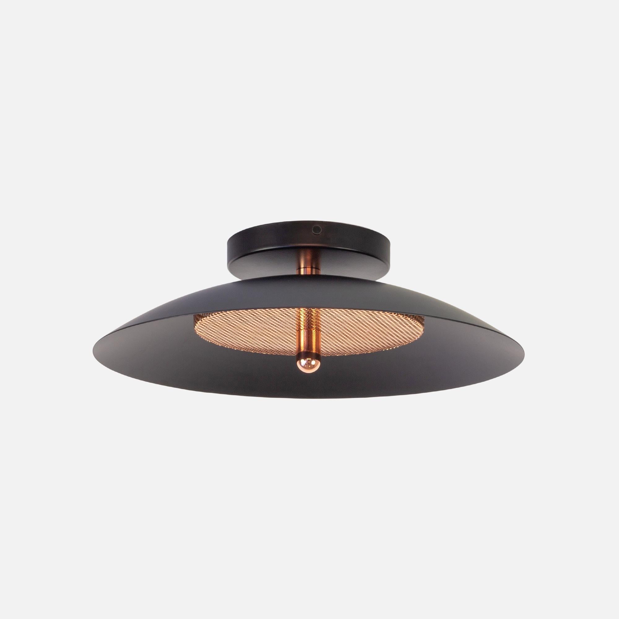 Applique moderne o da incasso. Composta da un paralume in metallo filato che riflette la luce filtrata da un diffusore in metallo perforato, il sottile calore dell'applique di segnale è perfettamente bilanciato dalla sua forma sorprendente. Con le