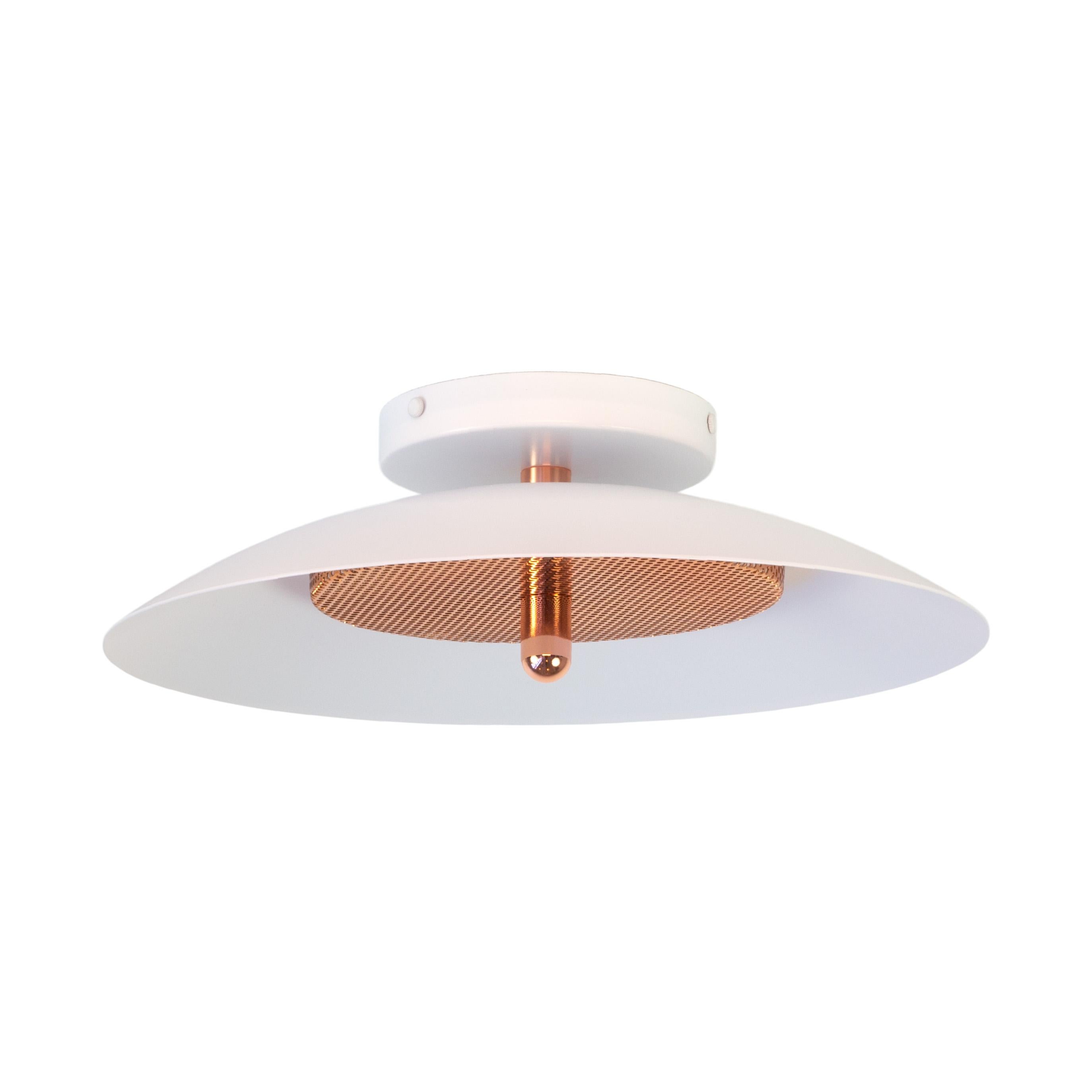 Questo annuncio è per 2 montature ad incasso di Souda.
Composta da un paralume in metallo filato che riflette la luce filtrata da un diffusore in metallo perforato, il sottile calore dell'applique di segnale è perfettamente bilanciato dalla sua