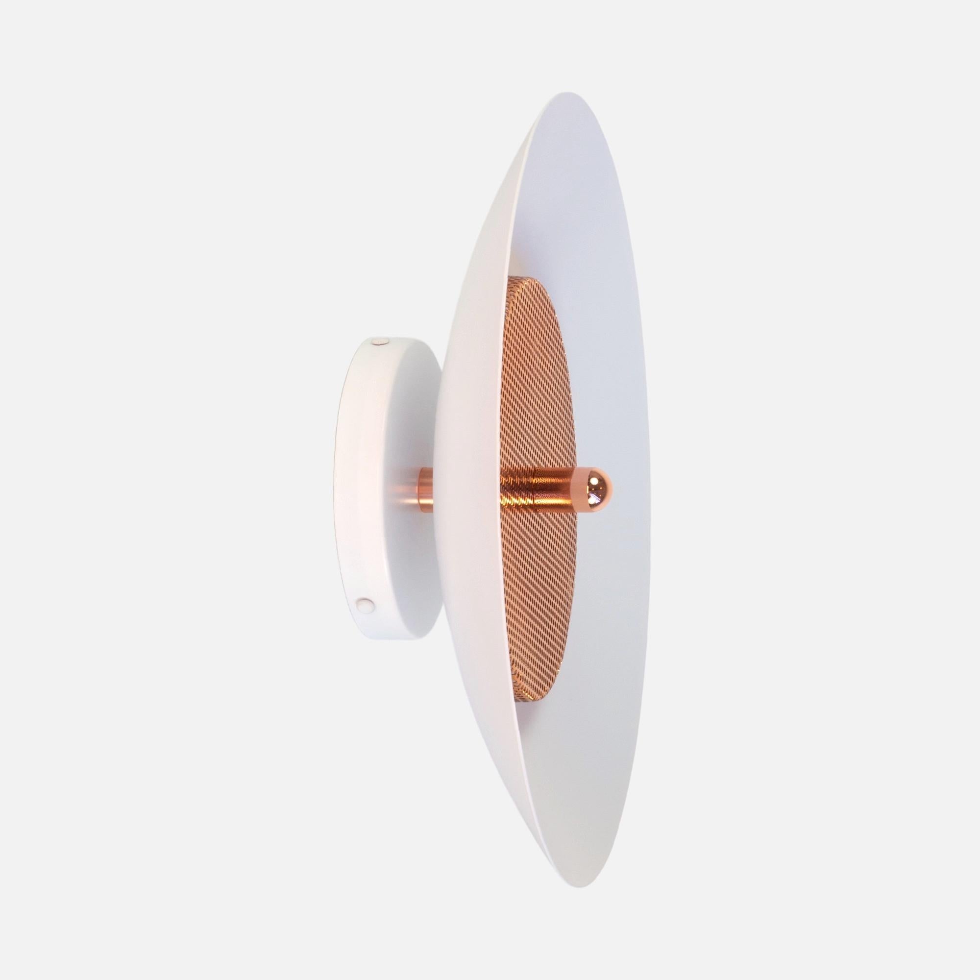 Dieses Angebot ist für 2 Signal Sconces von Souda.
Der Schirm aus gedrehtem Metall reflektiert das Licht, das durch einen perforierten Metalldiffusor gefiltert wird. Die subtile Wärme der Signal-Leuchte wird durch ihre markante Form perfekt