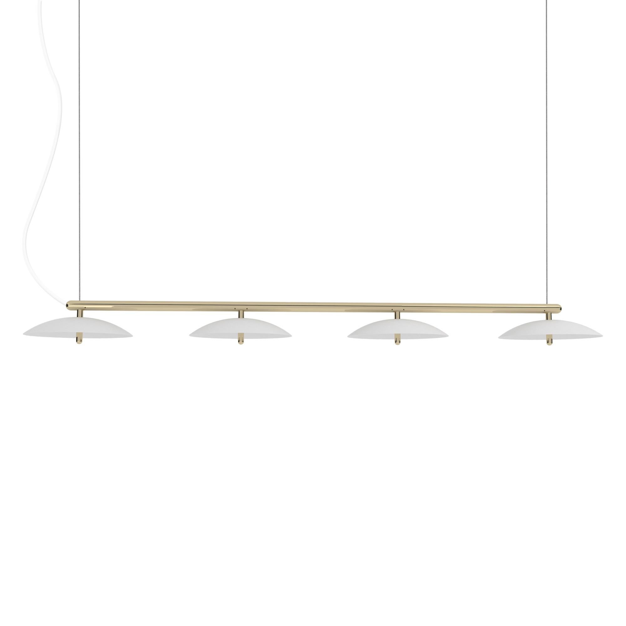 Parfaite au-dessus d'une table à manger ou d'une table de conférence, la suspension linéaire signal est une suspension linéaire résolument moderne. Un bras en métal poli soutient sans effort des abat-jours en métal filé qui diffusent une lumière