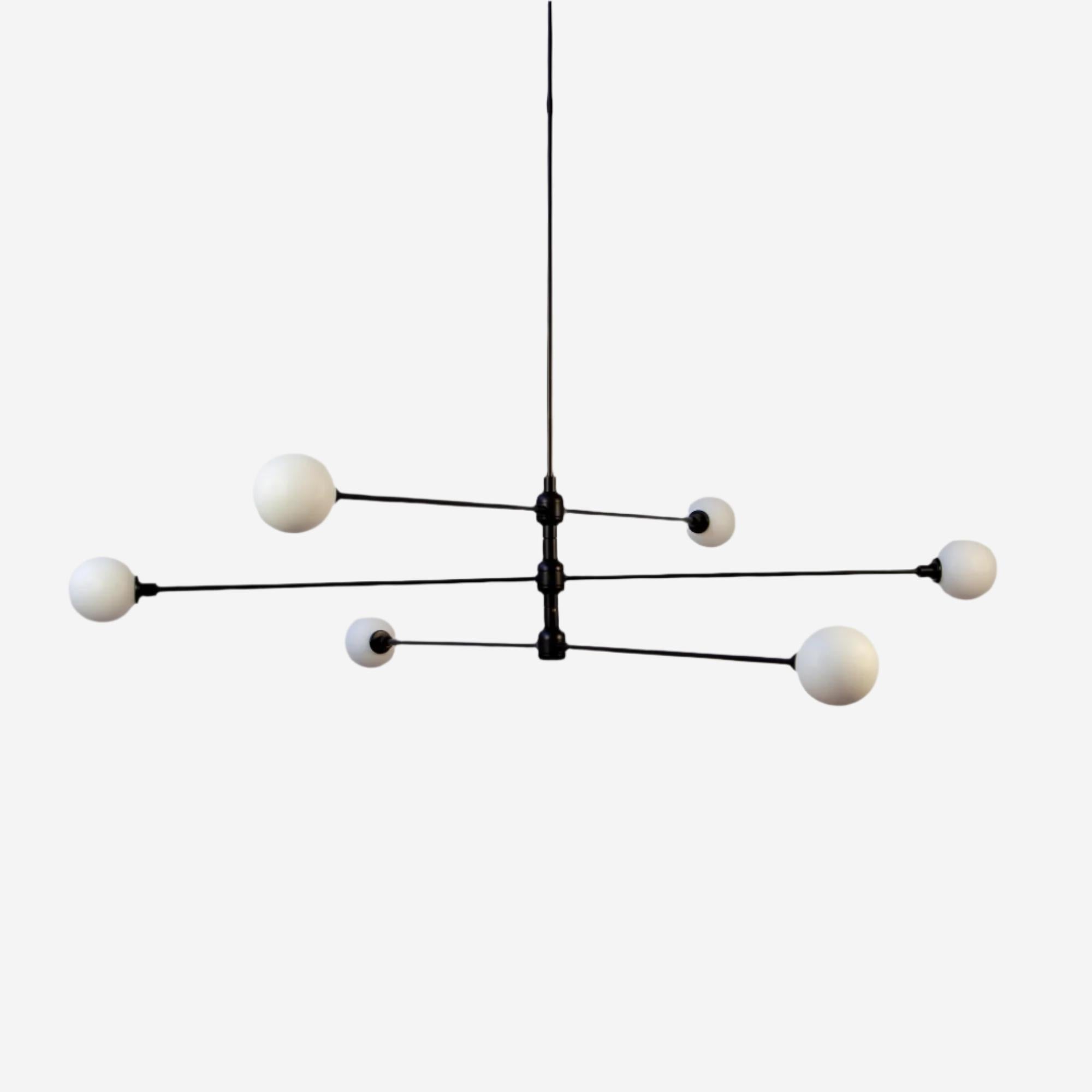 Metallo Lampadario a tre piani di Research.Lighting, vetro piccolo, nero, realizzato su ordinazione in vendita