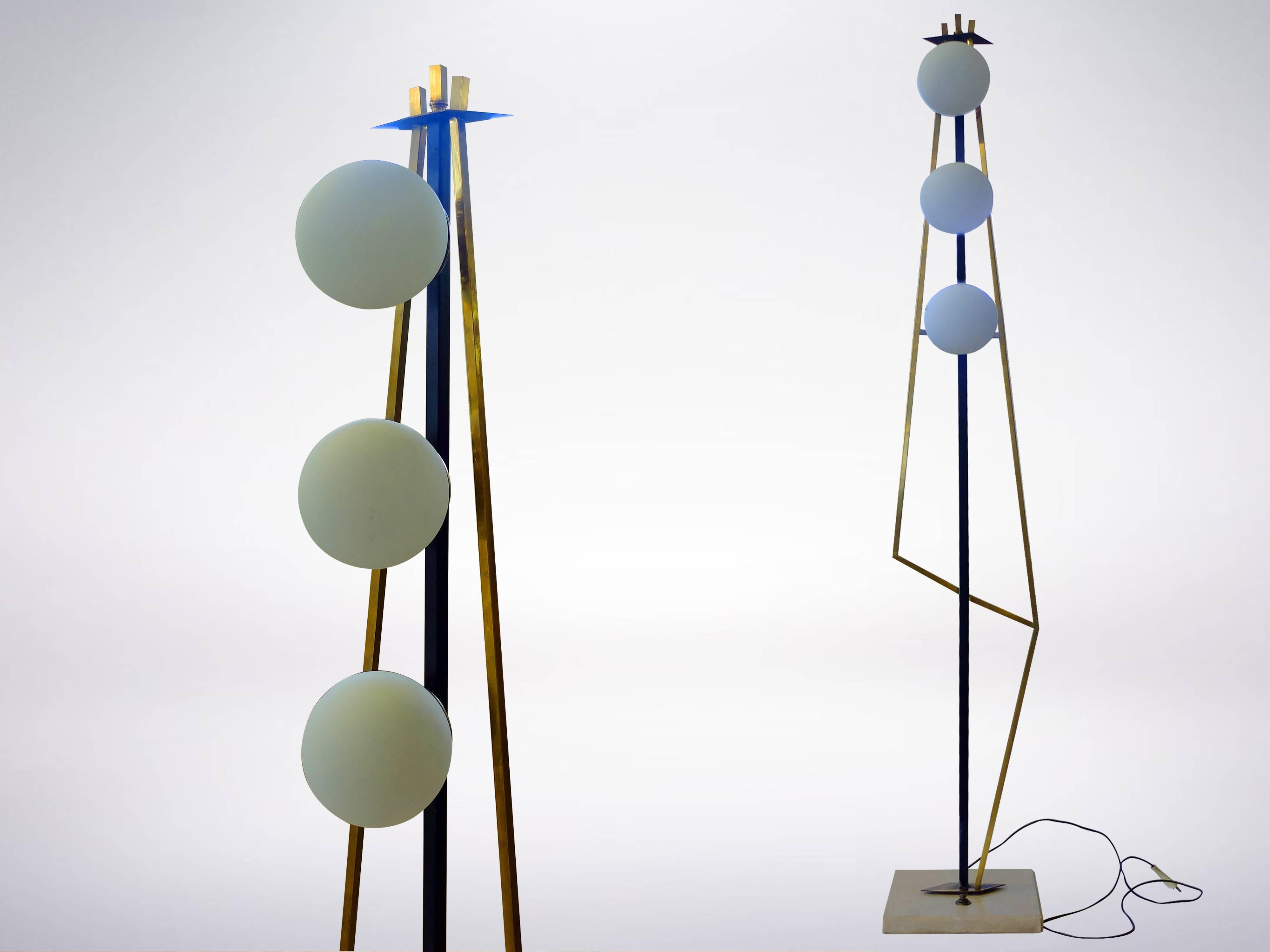Floor lamp attributed to Stilnovo with an elegant geometric structure created with square-sectioned patinated brass profiles with three frosted glass spheres as diffusers. The base in marble contains the original switch and electrical fittings, all