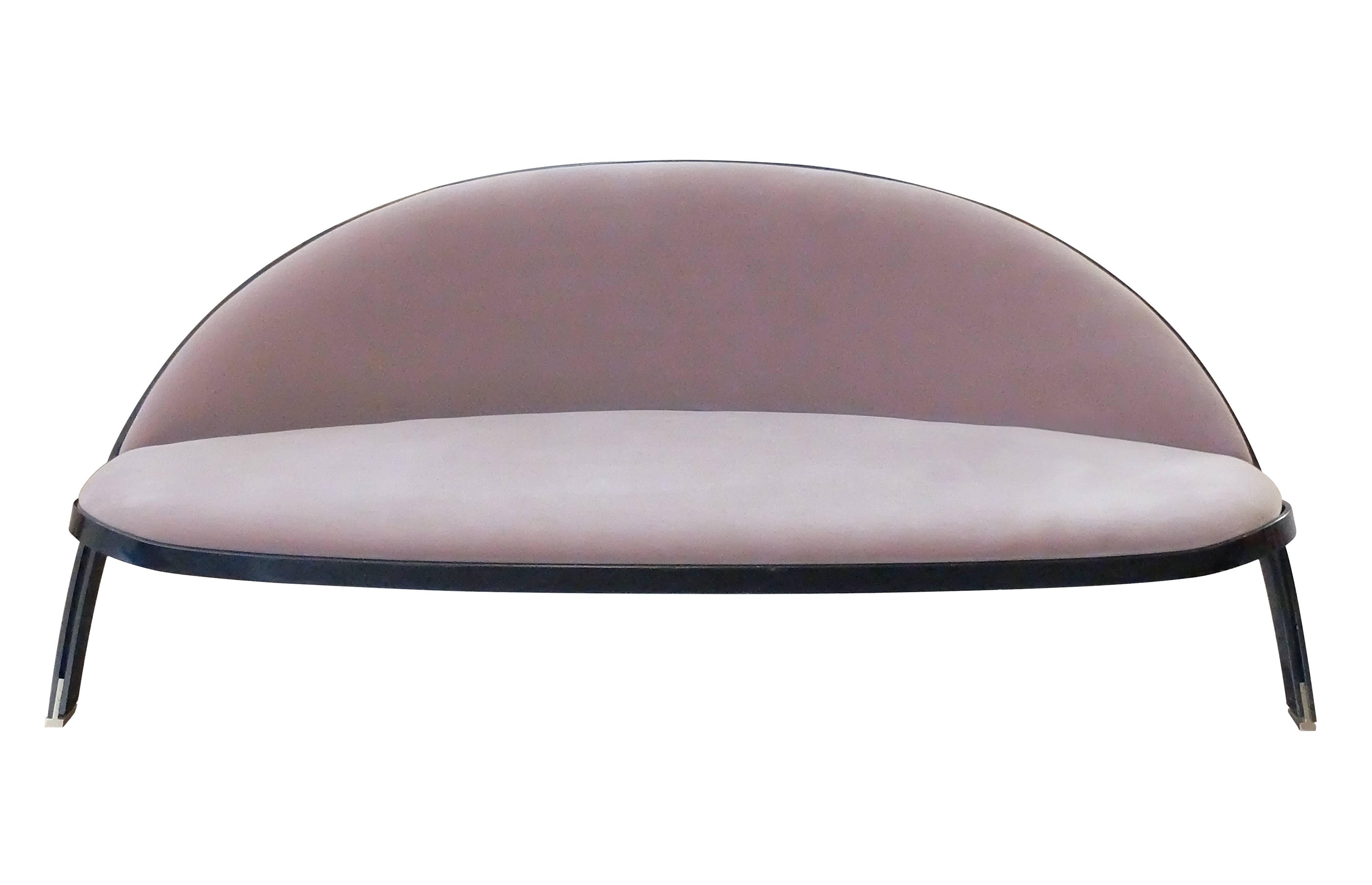 Dieses Sofa, das Gastone Rinaldi 1957 für die Firma Rima aus Padua (Italien) entworfen hat, zeichnet sich durch seine handwerkliche Reinheit aus. Es hat einen einfachen, aber raffinierten Metallrahmen in Form einer Armbrust, der damals als