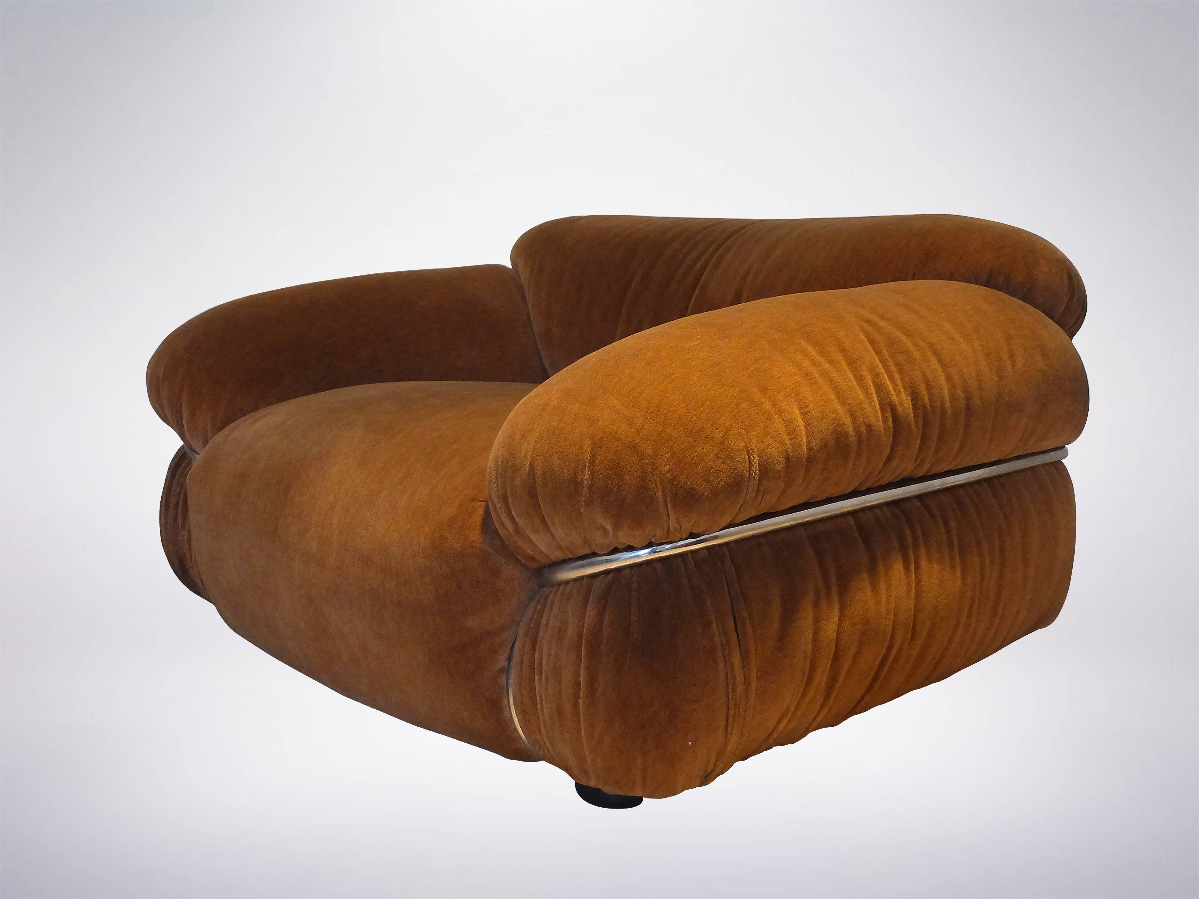 Extremely comfortable armchair in perfect condition, created by Gianfranco Frattini in 1970 for Cassina, Italy.
The fabric is extremely well-kempt and color still intense. The upholstery has been redone and the piece restored to its former glory.
 