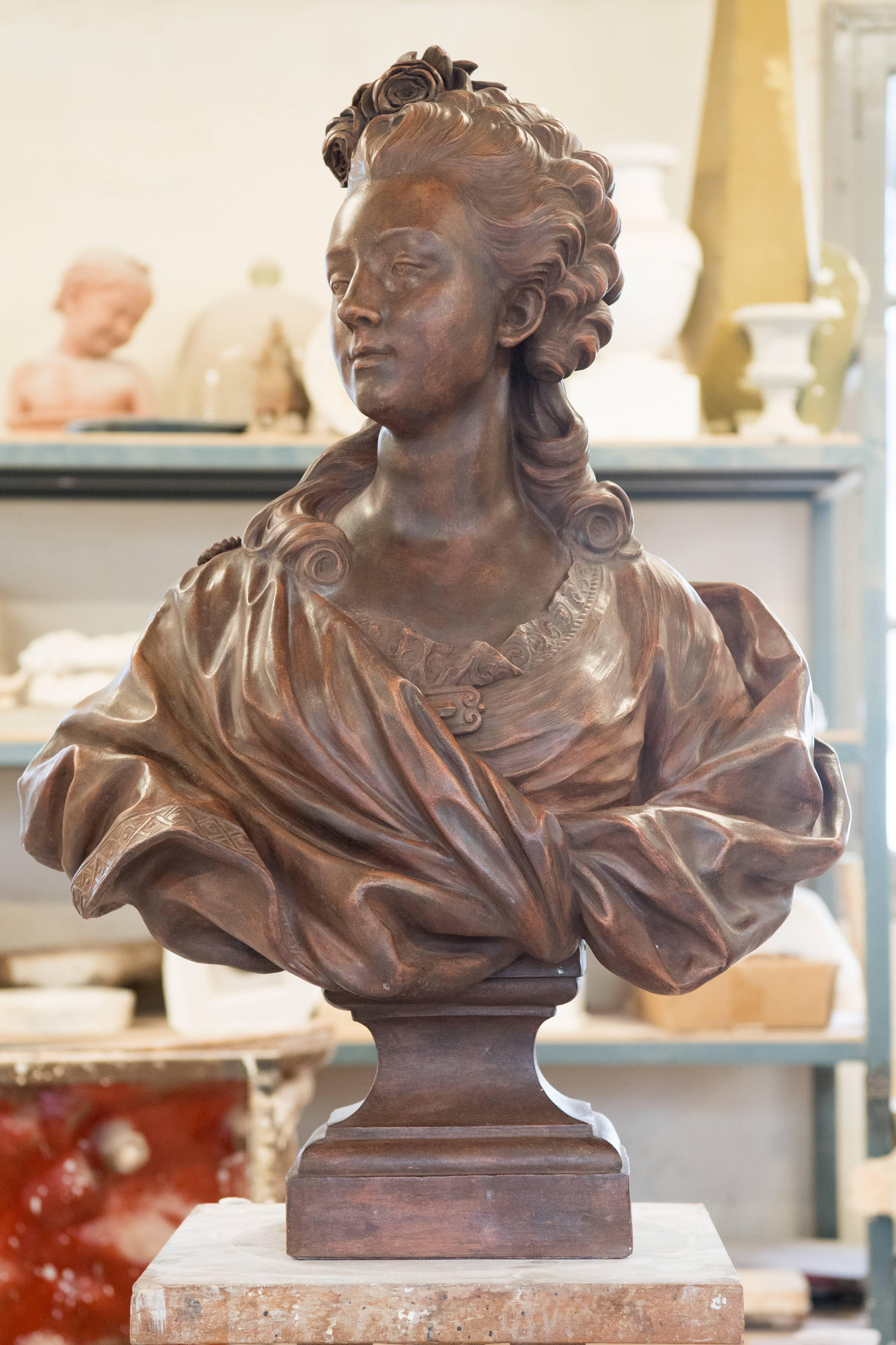 Art Reproduction in terracotta, bust of Marie Antoinette. Measures: H 85 x L 78 x P 35 cm.
Bust of Marie Antoinette.
This large-scale bust of Marie-Antoinette is as rare as it is beautiful. It represents a young Queen of France around 1770, before