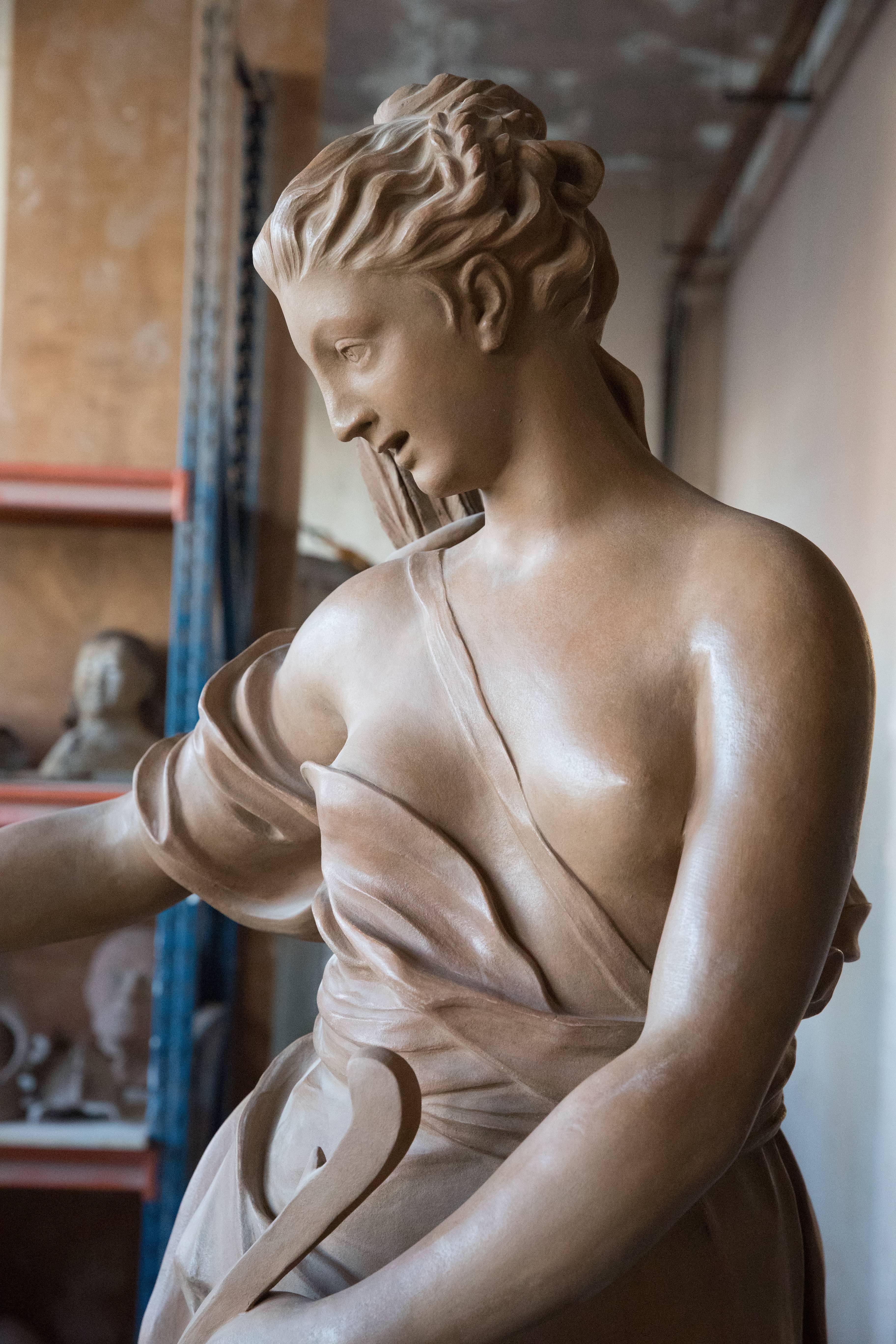 Art reproduction in terracotta, Compagne de Diane after René Frémin.
Rene´ Fre´min (1672-1744) 167 x 85 x 75 cm. Base: 52 x 52 cm, Louvre.
Although dated 1717, this statue of a hunting nymph was ordered during Louis XIV’s lifetime. It is part of a