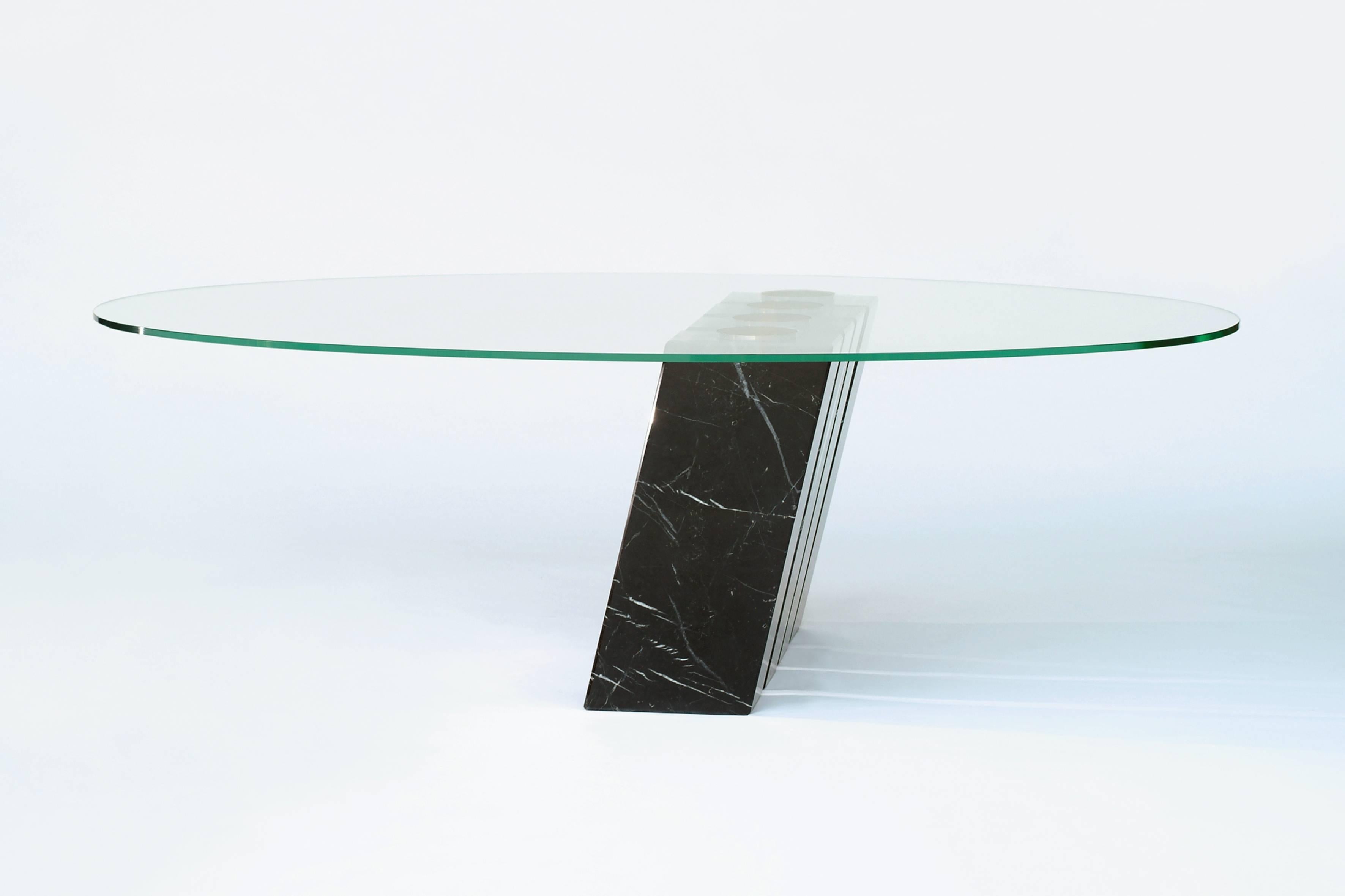 The oval shaped Ether table is a structure balance Challenge. The glass top – decentred but perfectly stabile, is fitted on four marble legs that can be dismantled.
This table is typical of the work started years ago by Vincent Poujardieu in order