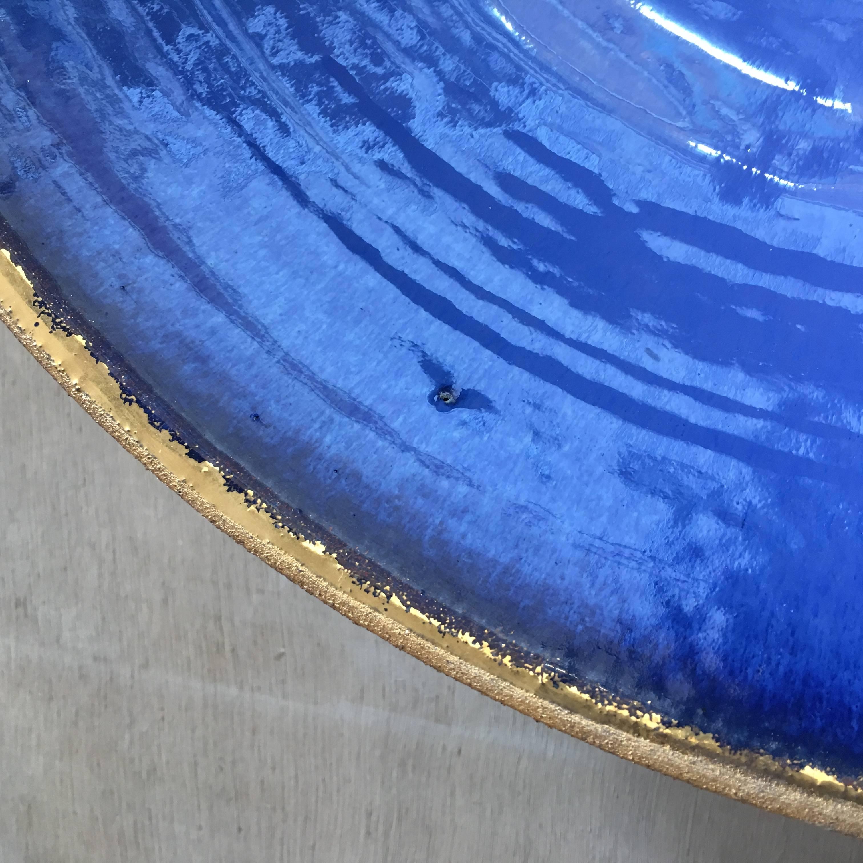Red stoneware wide bowl, blue glazed and pure gold.

Unique work of art by Karen Swami, 2017.

Measure: 13 cm high x 45 cm diameter

Pièce unique, signed/stamped.