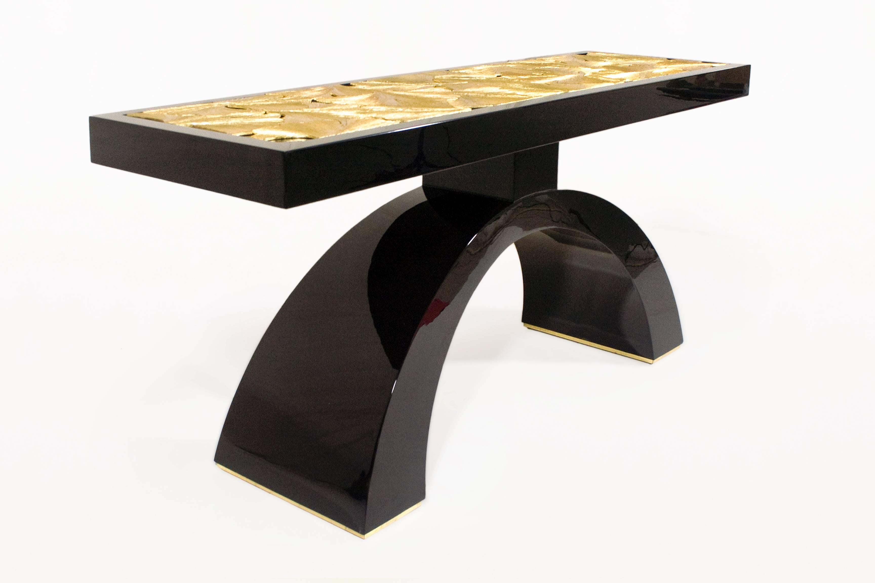 Wood black lacquered console with iron leaves chiseled, engraved and gold leaf finishing. Manufactured and designed by JR Roca.
Series number 02/100.