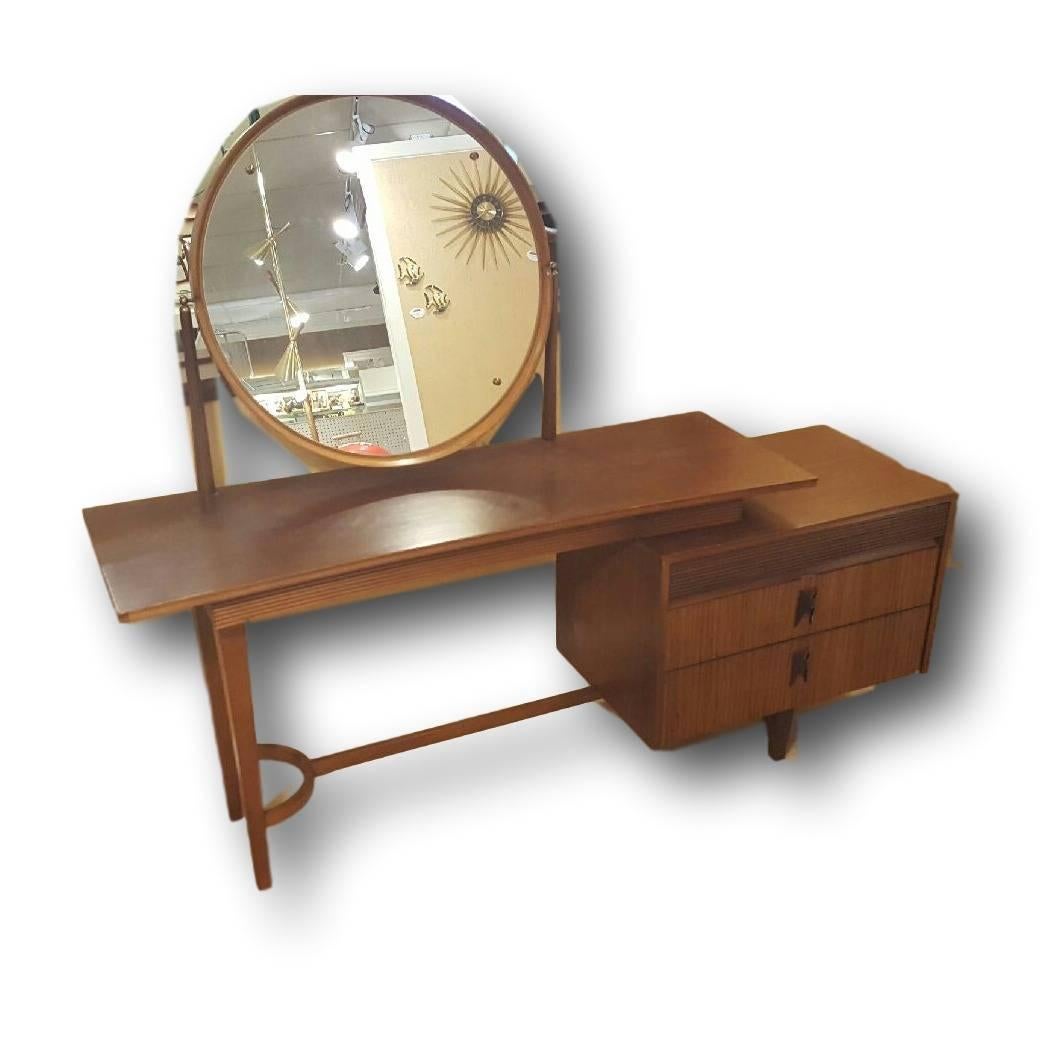 This is a beautiful Mid-Century Kent Coffey vanity, has some ware for its age (See Photos) but is still just stunning. Mirror tilts, has three drawers.

Mirror diameter 26 1/2