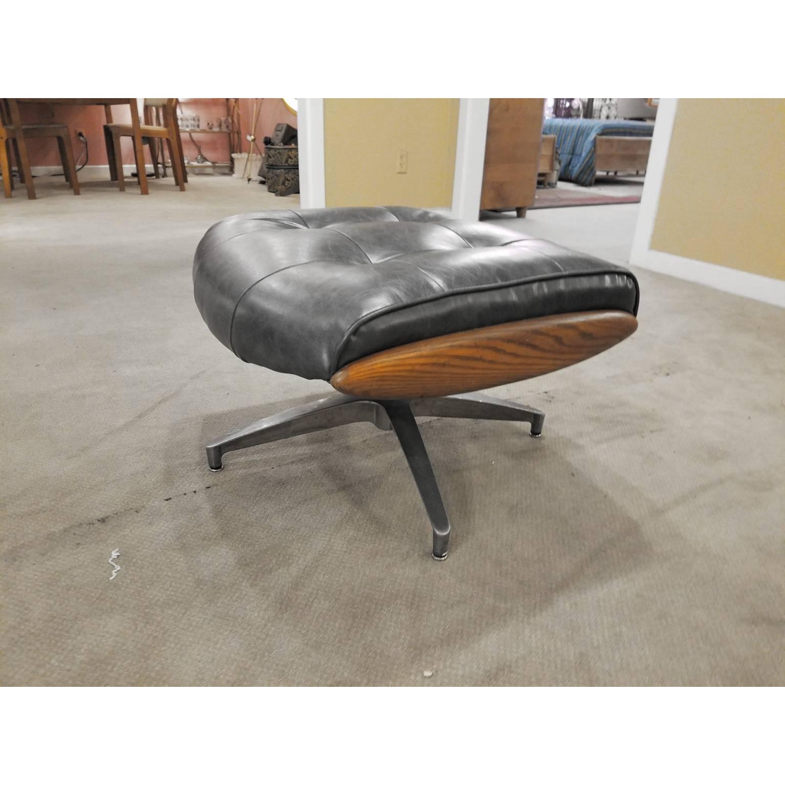 Heywood-Wakefield Swivel Lounge Chair with Ottoman For Sale 2