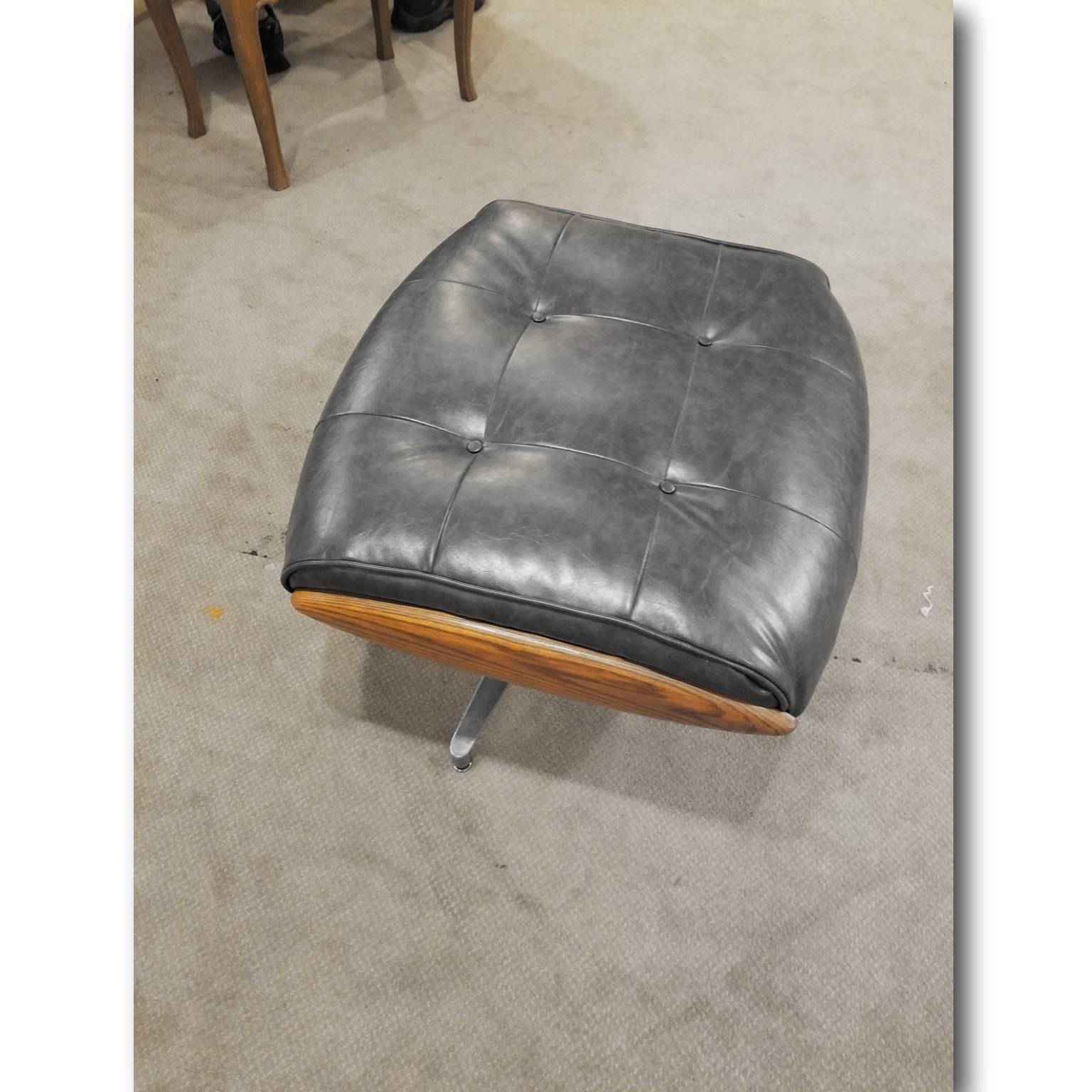 Heywood-Wakefield Swivel Lounge Chair with Ottoman For Sale 1