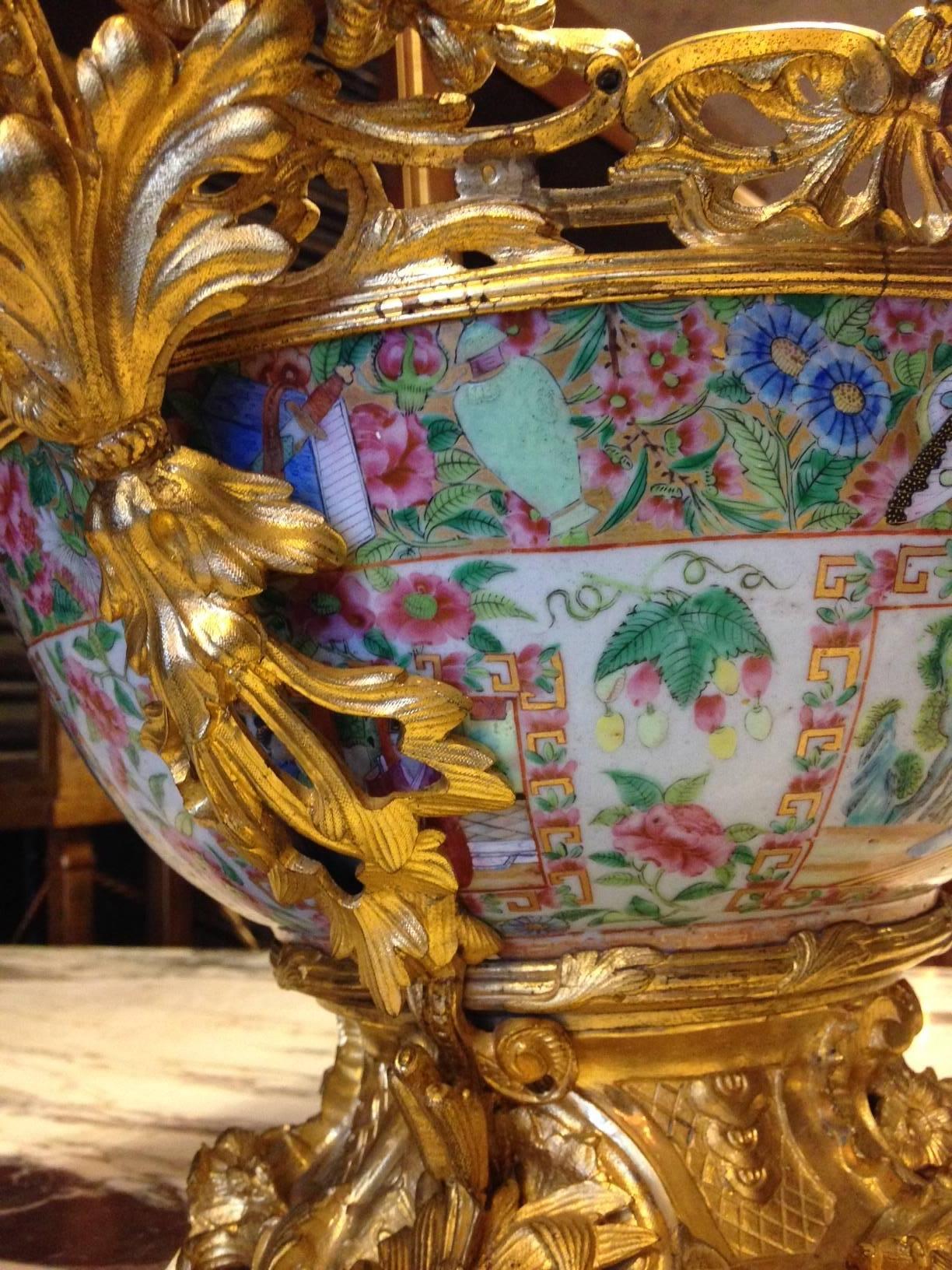 Very beautiful cup in porcelain of Canton with gilded bronze mount.
Napoleon III period.
Very nice quality of carving and beautiful gilding.
In perfect condition.
Not signed.
Attributed to Henry Dasson.

Dimension: Height 30 cm x diameter 33