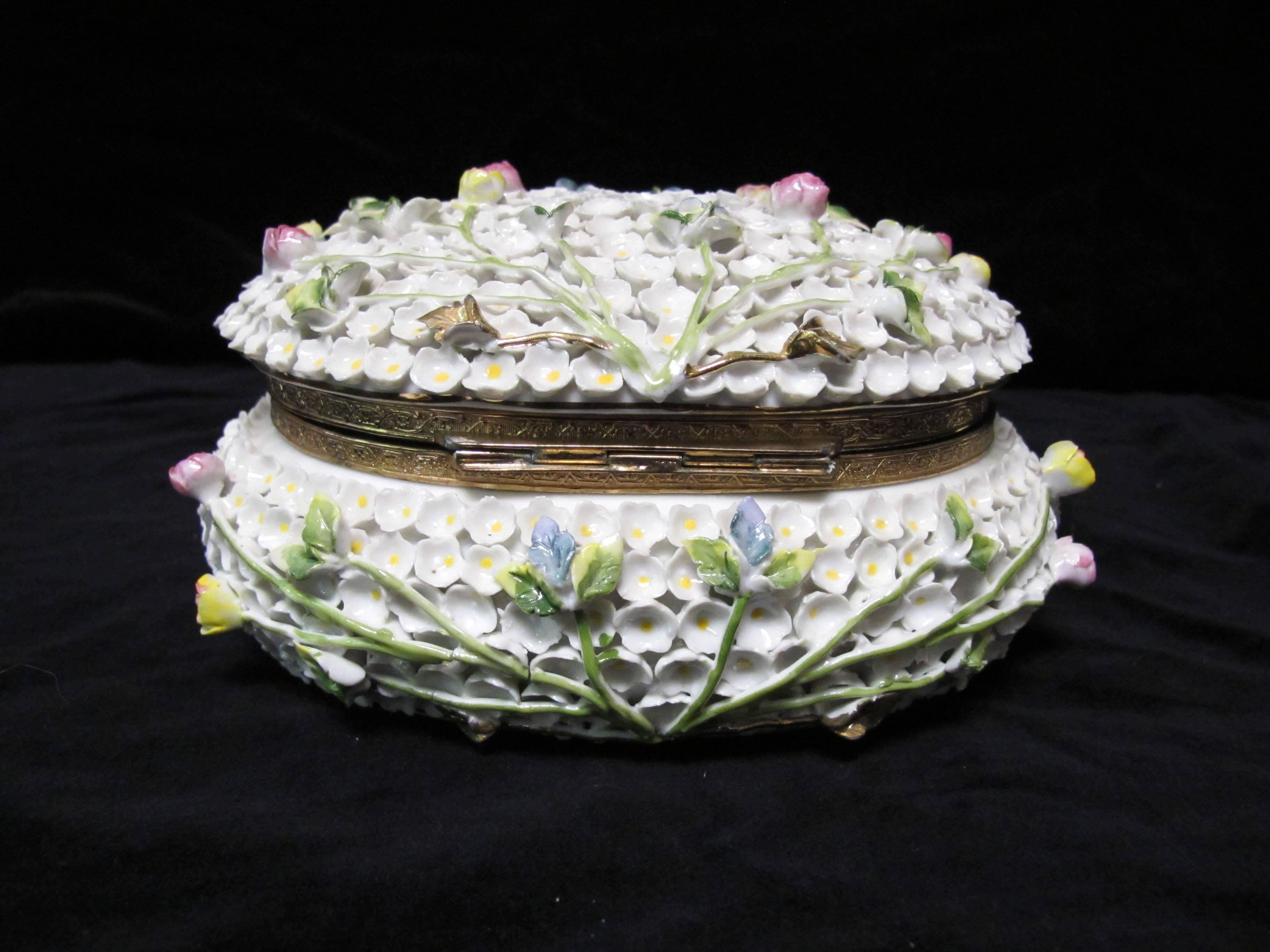 Dresden Porcelain Hinged Dresser Box In Excellent Condition For Sale In Cleveland, OH