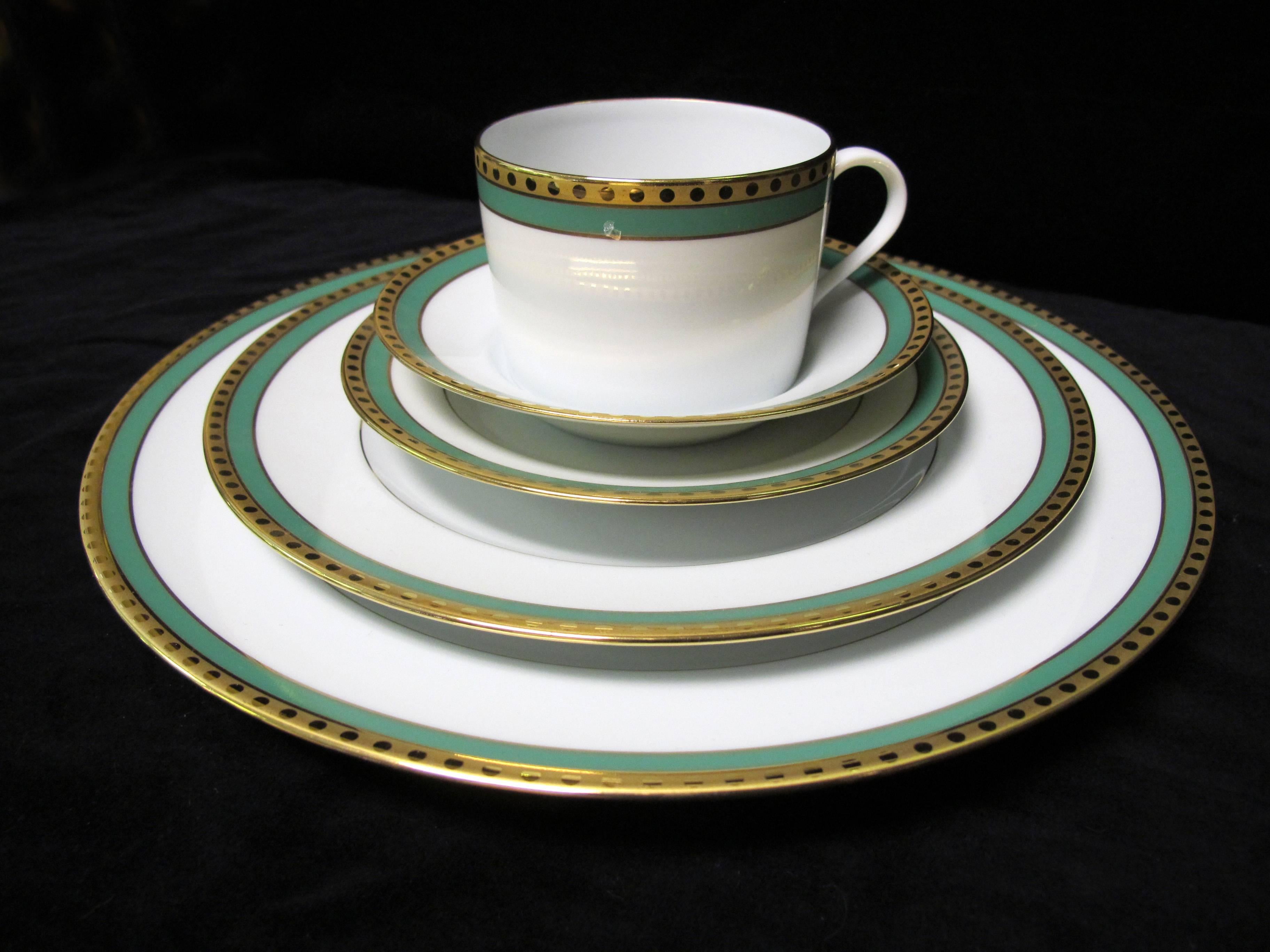 Tiffany & Co. green band, single place setting of five pieces.
Plate sizes from the largest to the smallest are;
Measures: 11