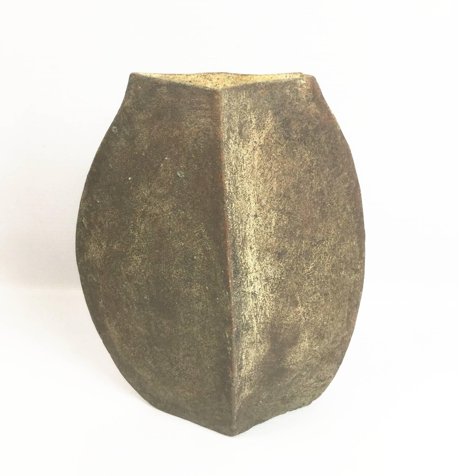 Welsh potter Paul Philp (1941) has made pottery for over 40 years, each piece is built by hand. Internationally known ceramic artist with exhibitions all around the world.
“The idea and philosophy behind my work is to produce objects that look as if