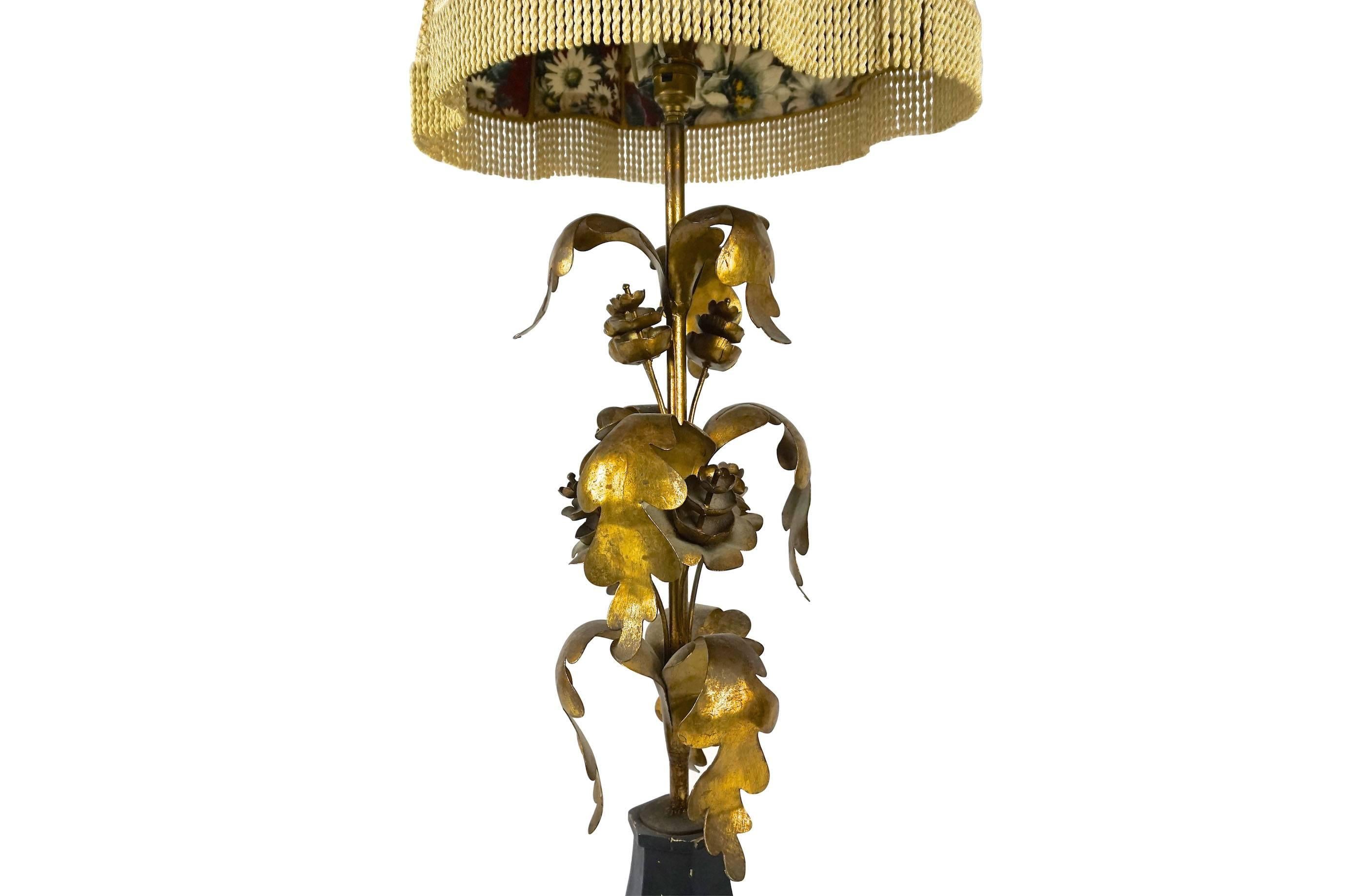 Vintage Italian floral print fringed shade tole gilt Hollywood Regency table lamp.

Lamp dimensions: H 72 x W 20 x D 20 cm.
Lamp shade dimensions: H 30cm, upper W 33 x D 24, lower W 42 x D 35 cm.