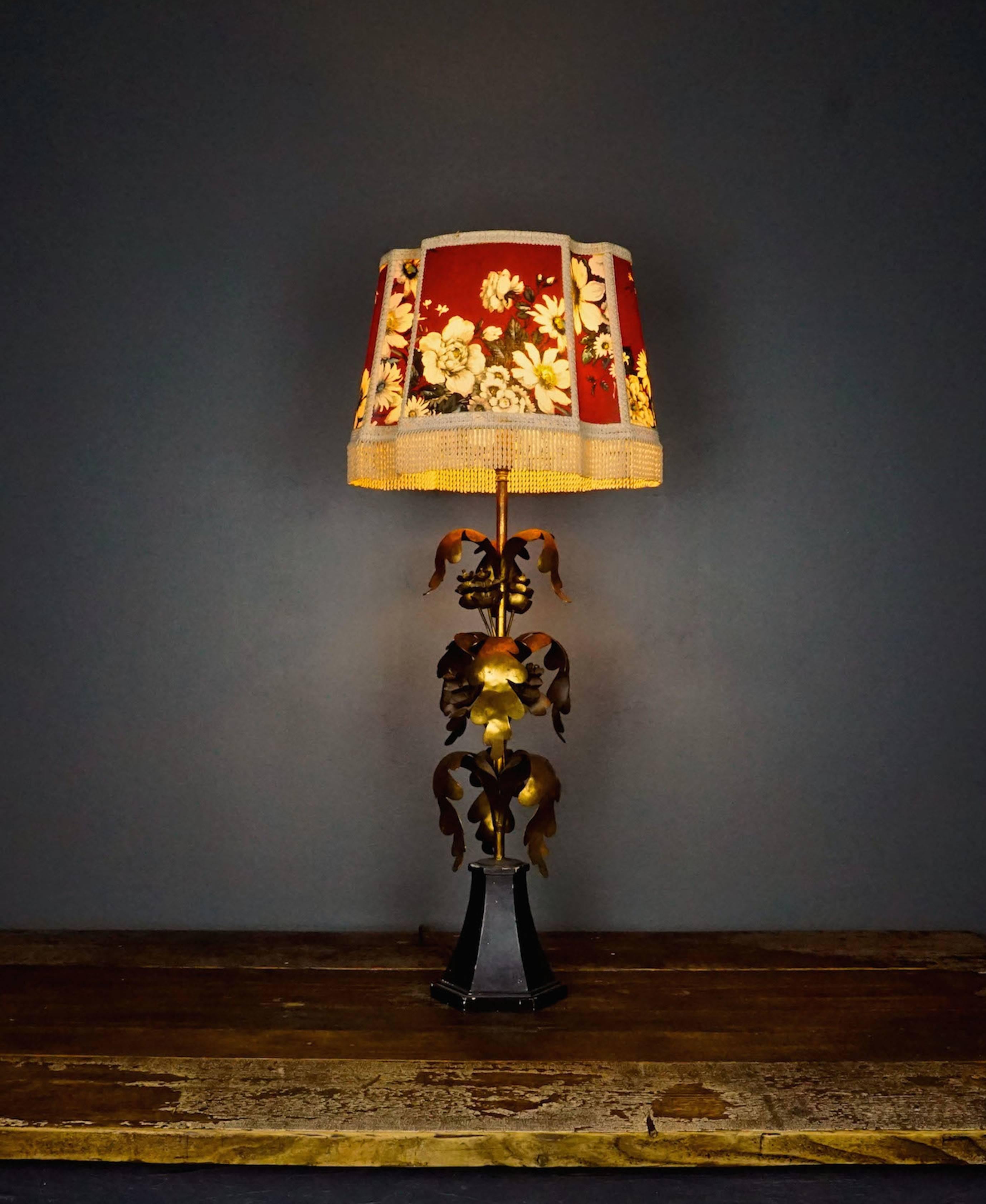 Vintage Italian Tole Gilt Hollywood Regency Table Lamp In Good Condition For Sale In London, GB