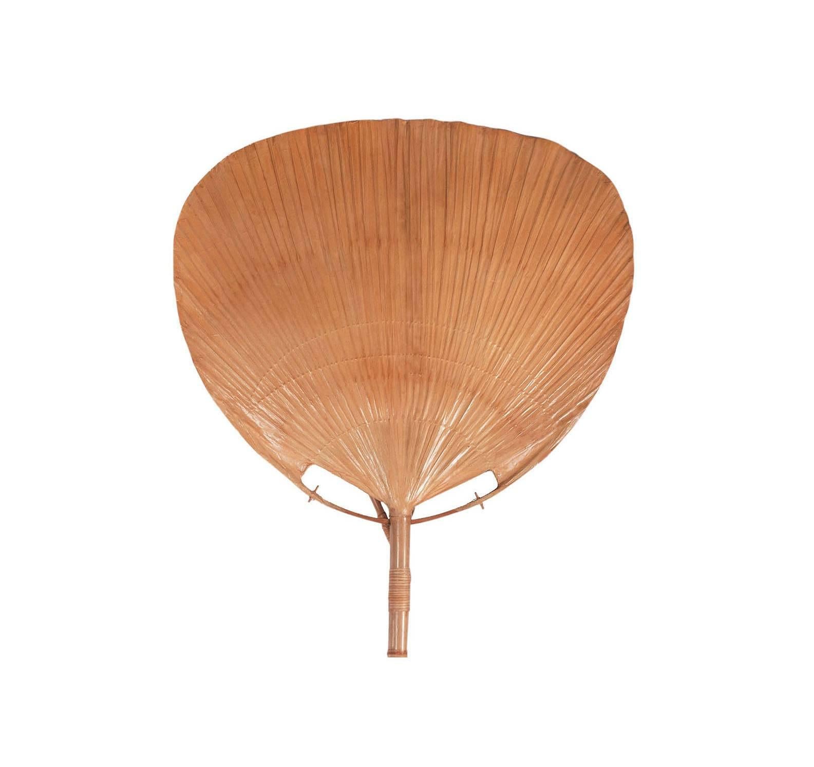 Große und seltene Lampe Uchiwa I, entworfen 1973 von Ingo Maurer, geboren 1932. Diese Lampe kann als Wandleuchte oder Stehlampe verwendet werden. 

Sie ist aus Bambus gefertigt und hat einen Reispapierschirm, der einen schönen warmen Schein