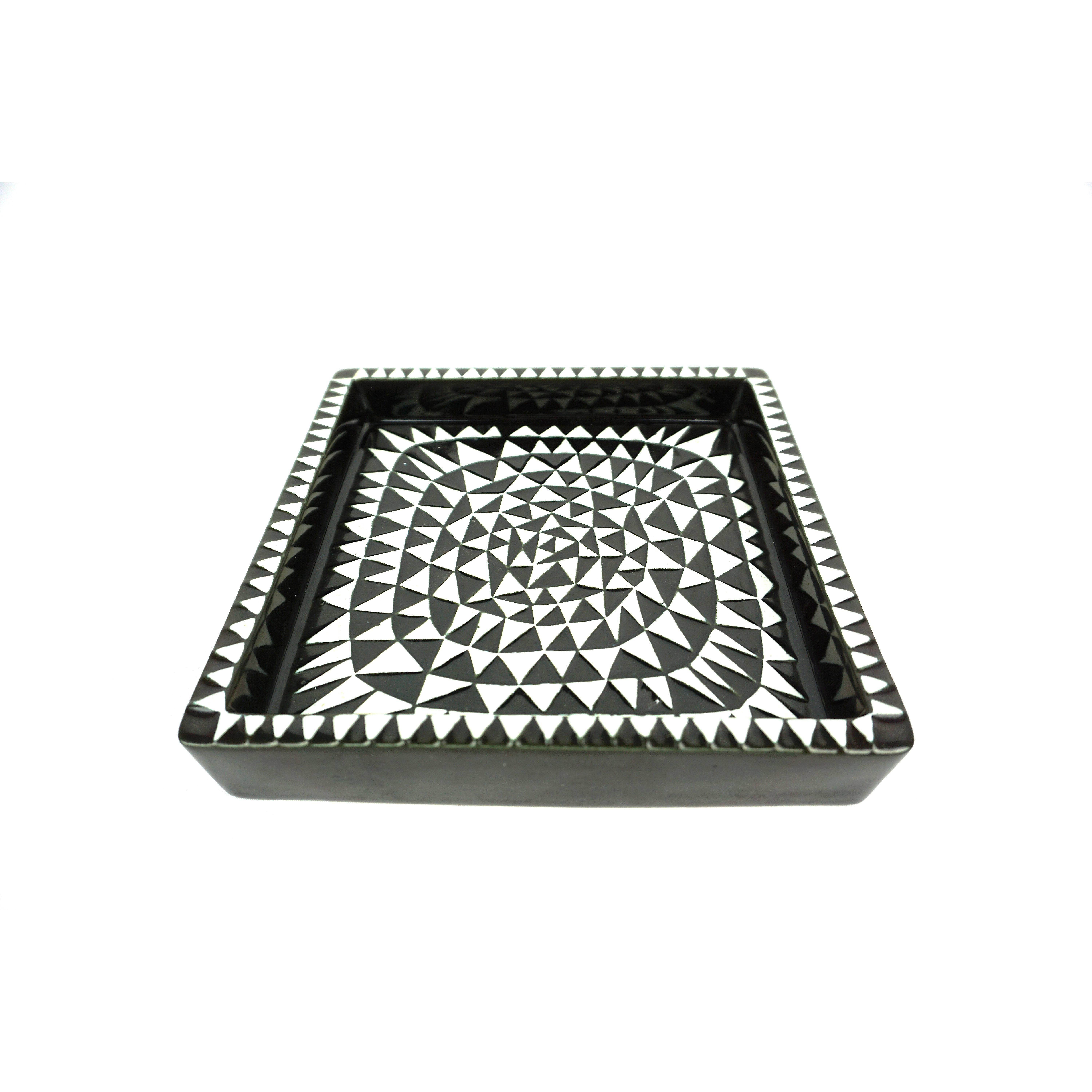 Ceramic tray model Domino designed by Stig Lindberg, produced by Gustavsberg in Sweden. 
Dimensions: W 20 x D 20 x H 3.5 cm.
 