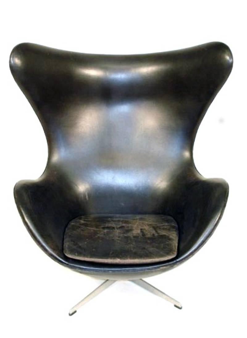 Egg chair in black leather designed by Arne Jacobsen in 1958 and manufactured by Fritz Hansen.
  