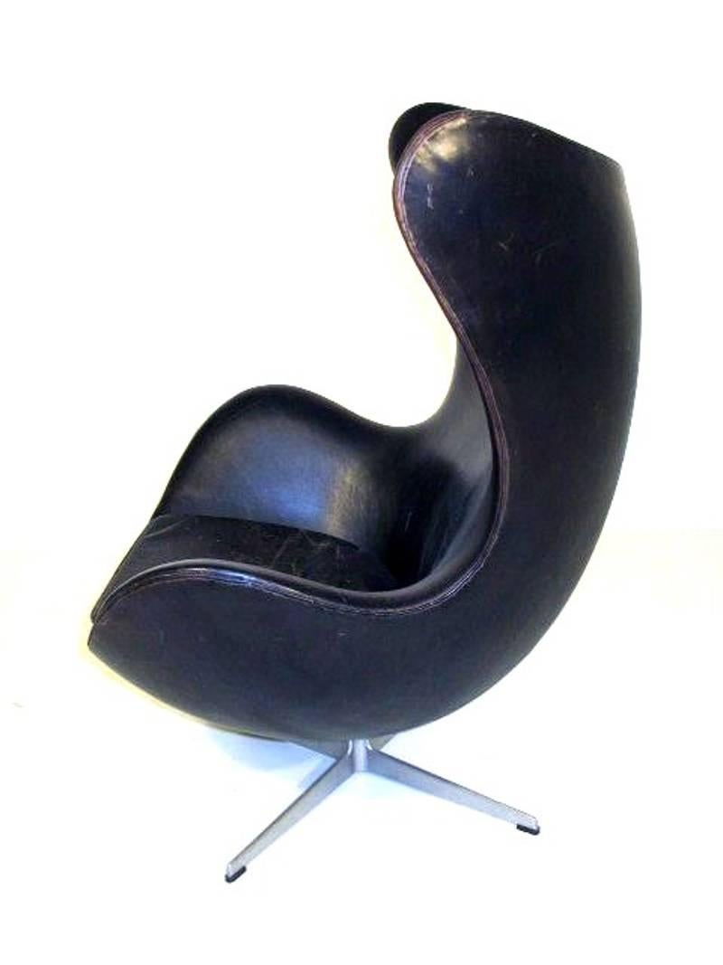Scandinavian Modern Egg Chair by Arne Jacobsen for Fritz Hansen in Black Leather For Sale