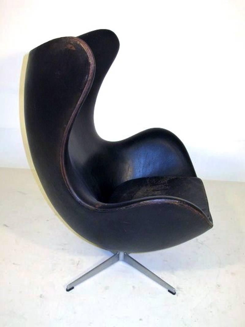 Egg Chair by Arne Jacobsen for Fritz Hansen in Black Leather In Good Condition For Sale In Helsingborg, SE