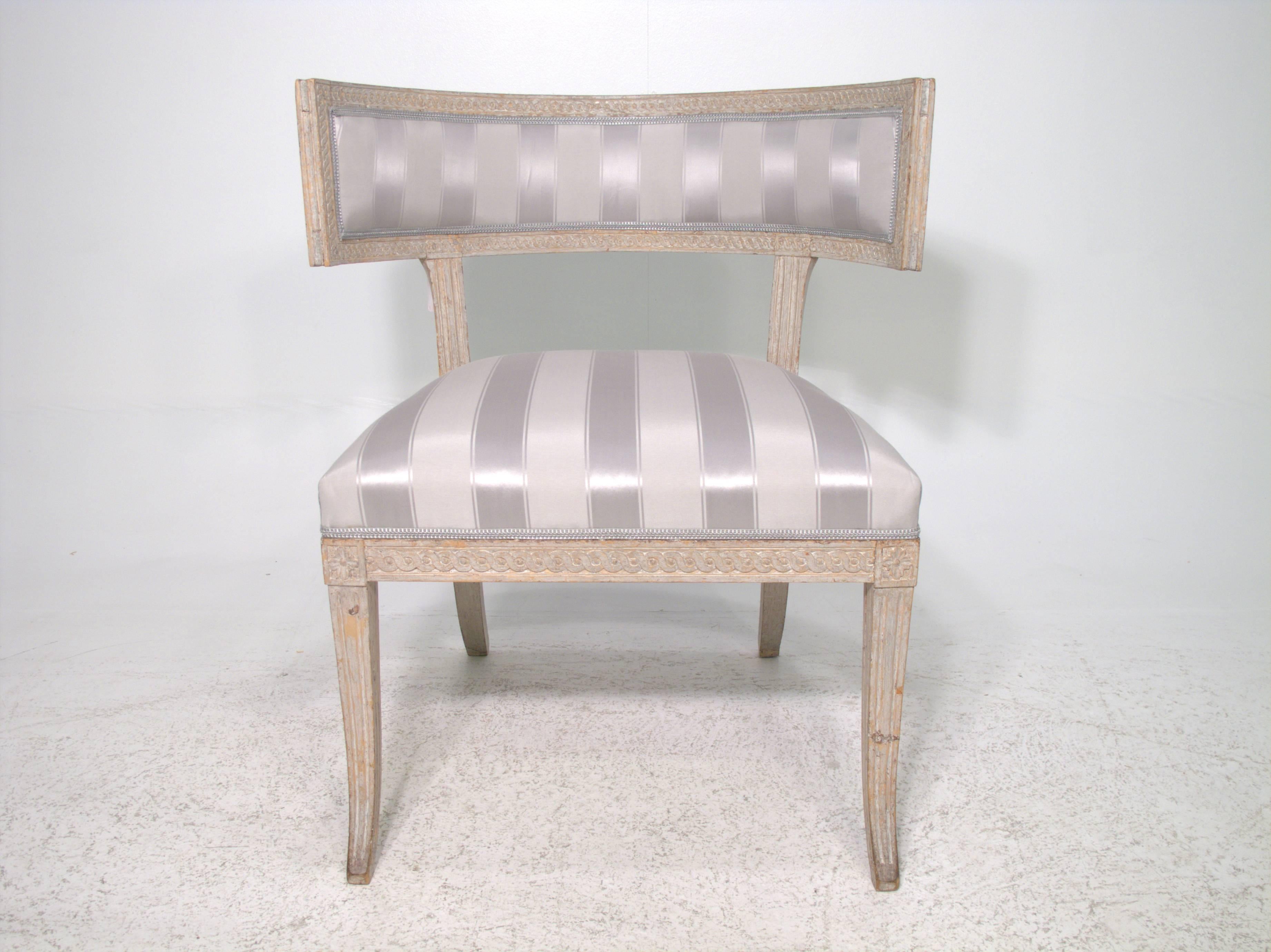 Hand-Carved Pair of Swedish Late Gustavian Klismos Chairs in Original Paint Signed PT For Sale