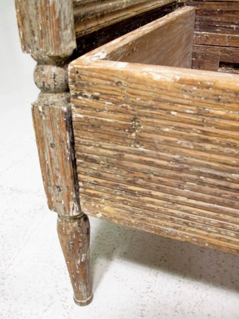 Antique Early 19th Century Swedish Gustavian Bench with Original Paint In Distressed Condition In Helsingborg, SE