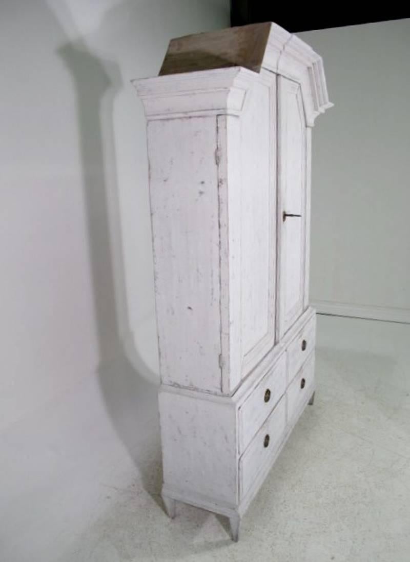 Swedish Antique 19th Century Gustavian Narrow Cabinet In Distressed Condition For Sale In Helsingborg, SE