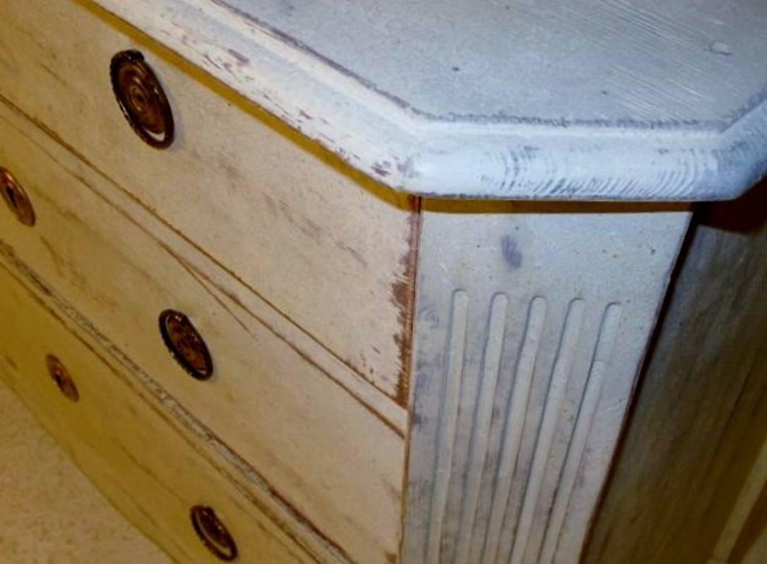 Swedish Gustavian Period Antique Painted Chest of Drawers, 18th Century In Distressed Condition For Sale In Helsingborg, SE