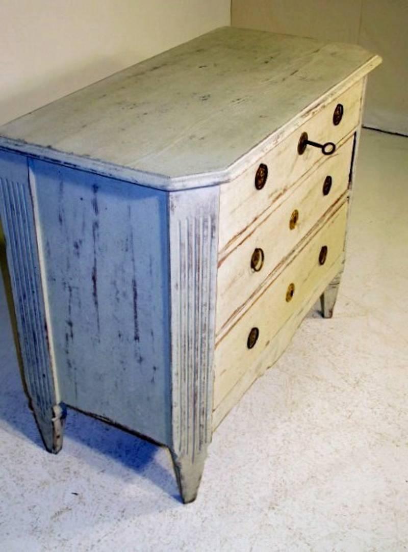 A beautiful Swedish period Gustavian painted chest of drawers with fluted corner posts and tapered legs.
   