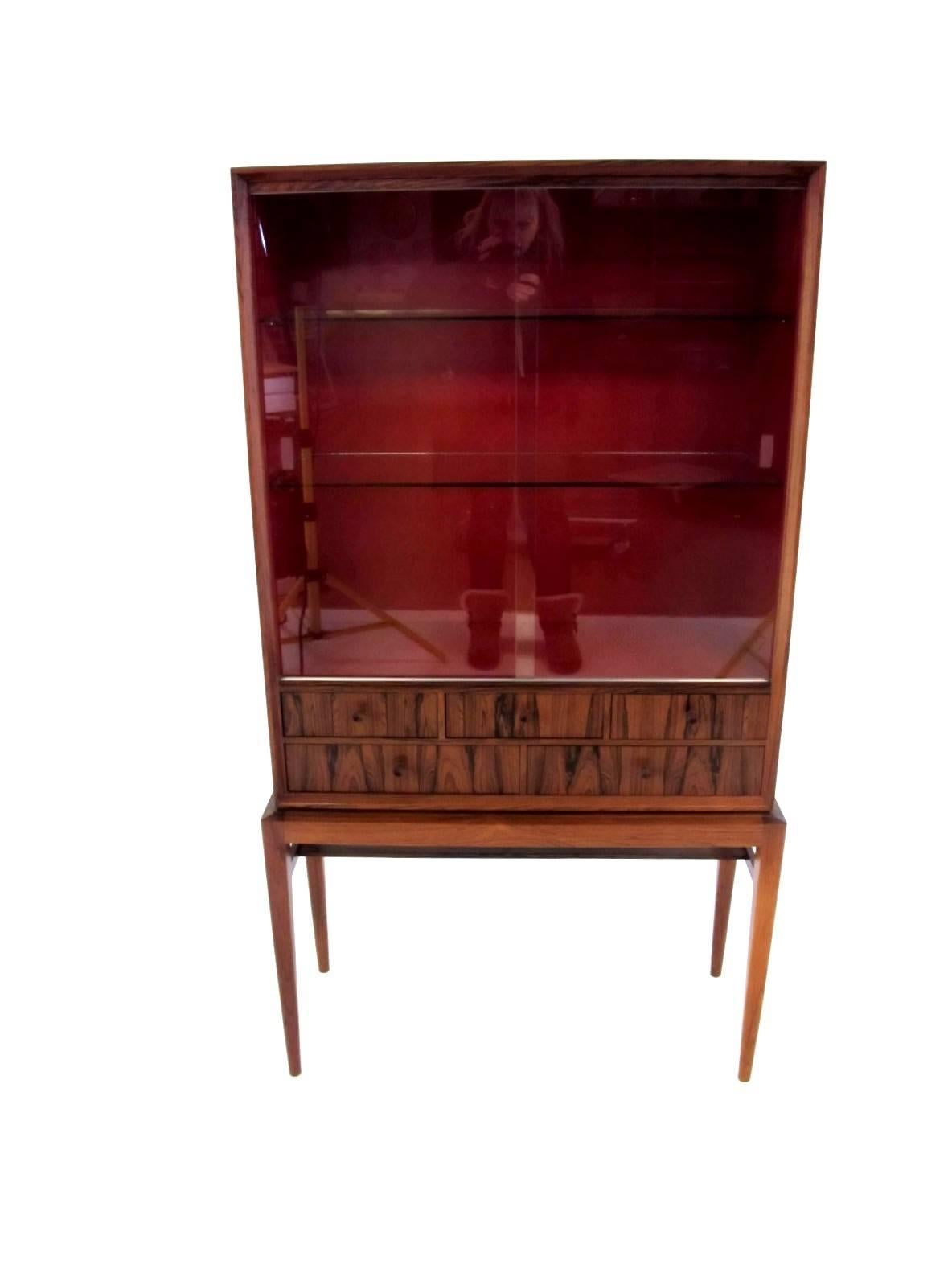 Scandinavian Mid-Century rosewood display cabinet designed by Svante Skogh 1958 for Seffle Möbelfabrik, 1960s Sweden. Sliding doors in glass.
   